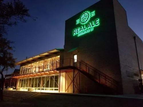 2 Kings Hot Tub Modern Cottage Hill Country