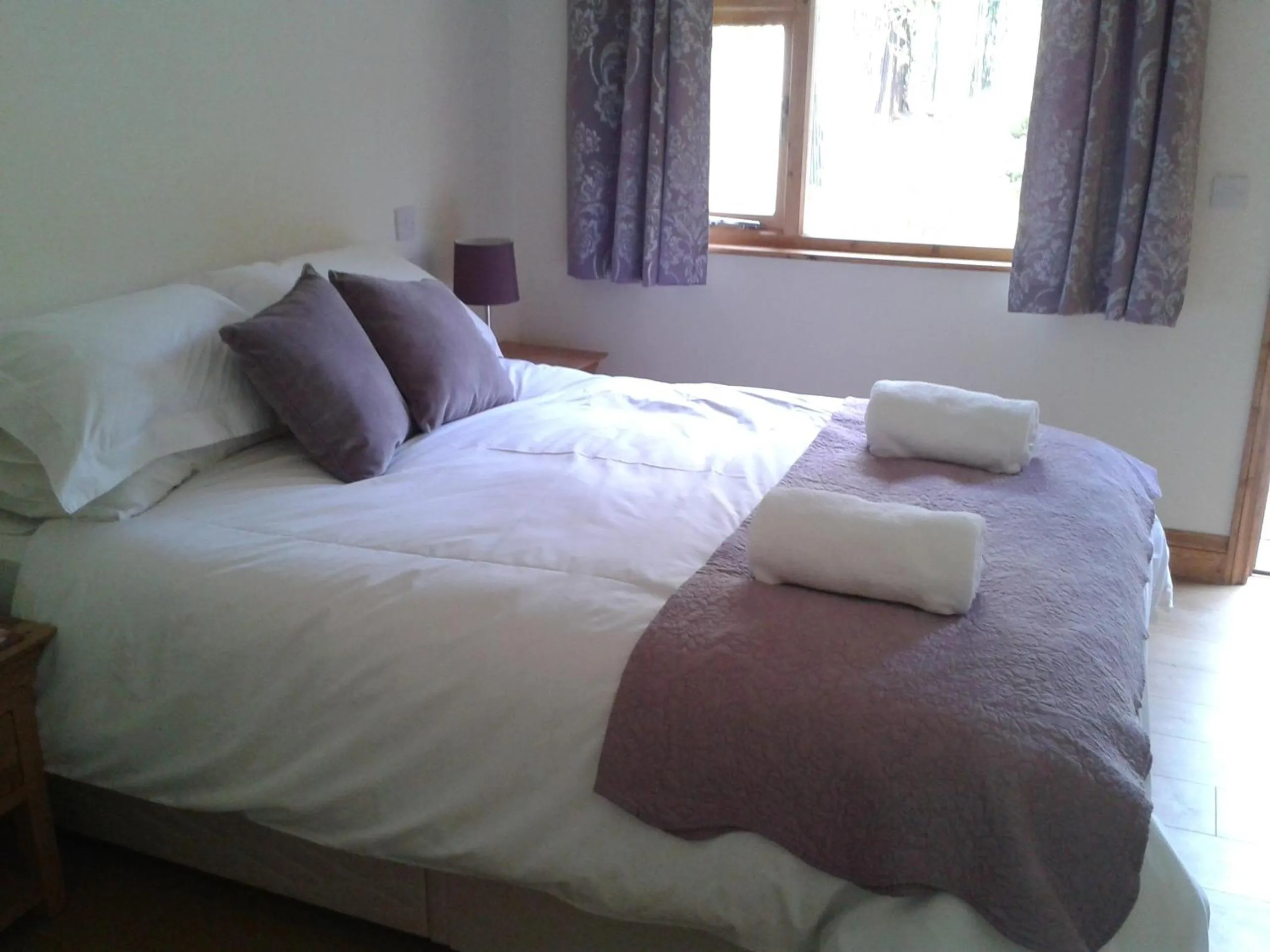 Bedroom, Bed in Manor Garden Lodge