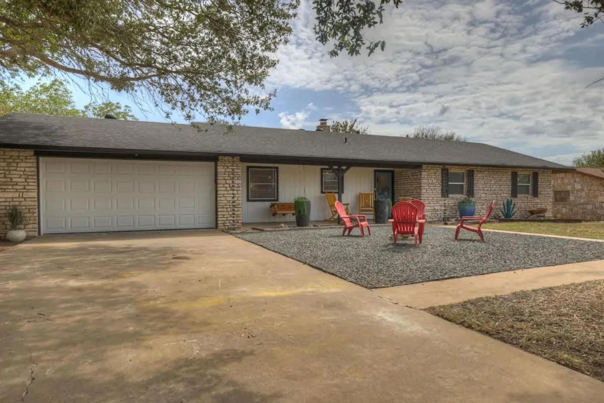 Parking in Eclectic Fun Haus with Hot Tub - 3 Min Drive to Main