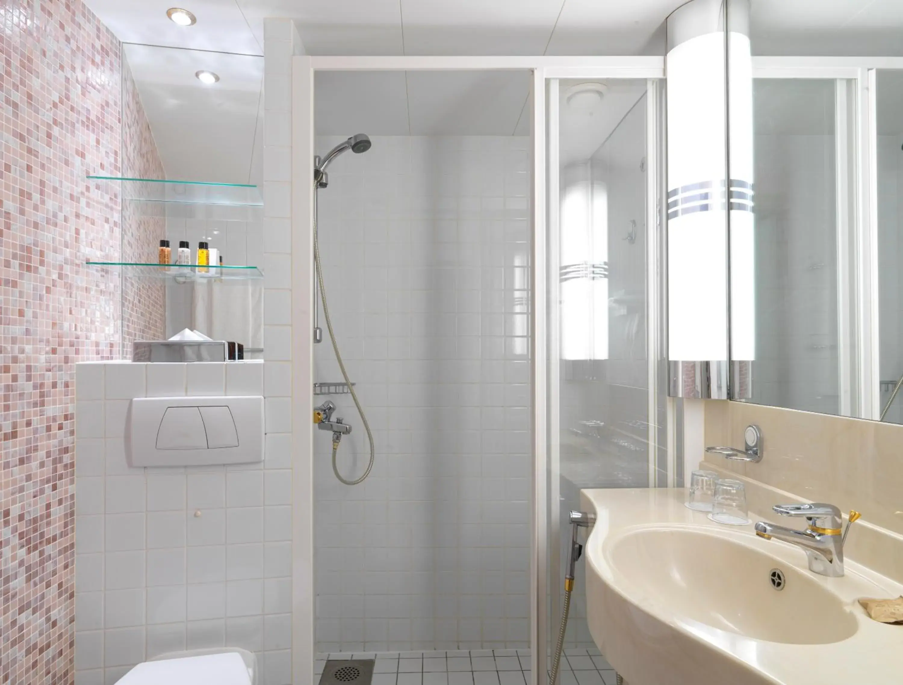 Classic King Room with River View in Sunborn London Yacht Hotel Classic King Room with River View in Sunborn London Yacht Hotel