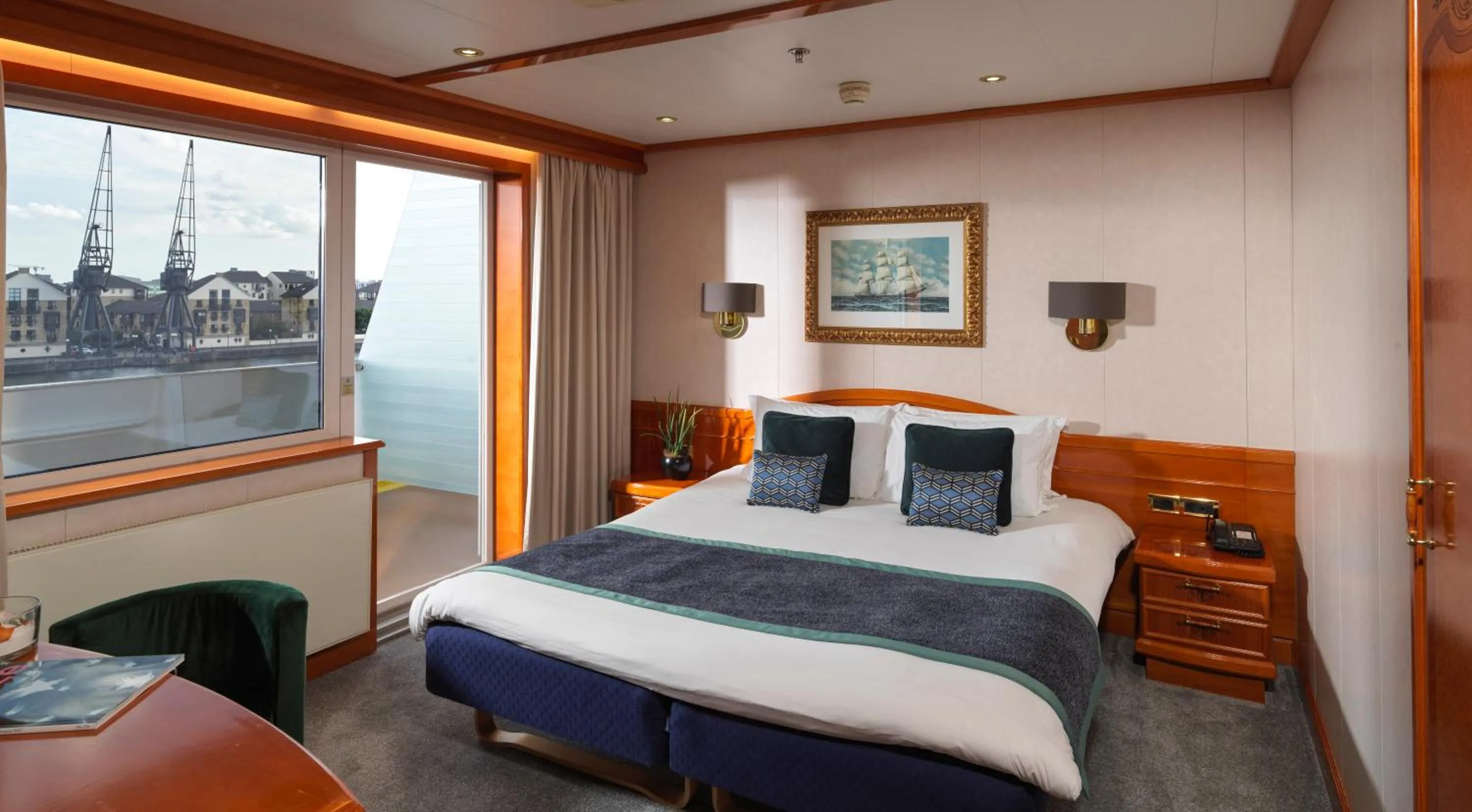 Bed in Sunborn London Yacht Hotel