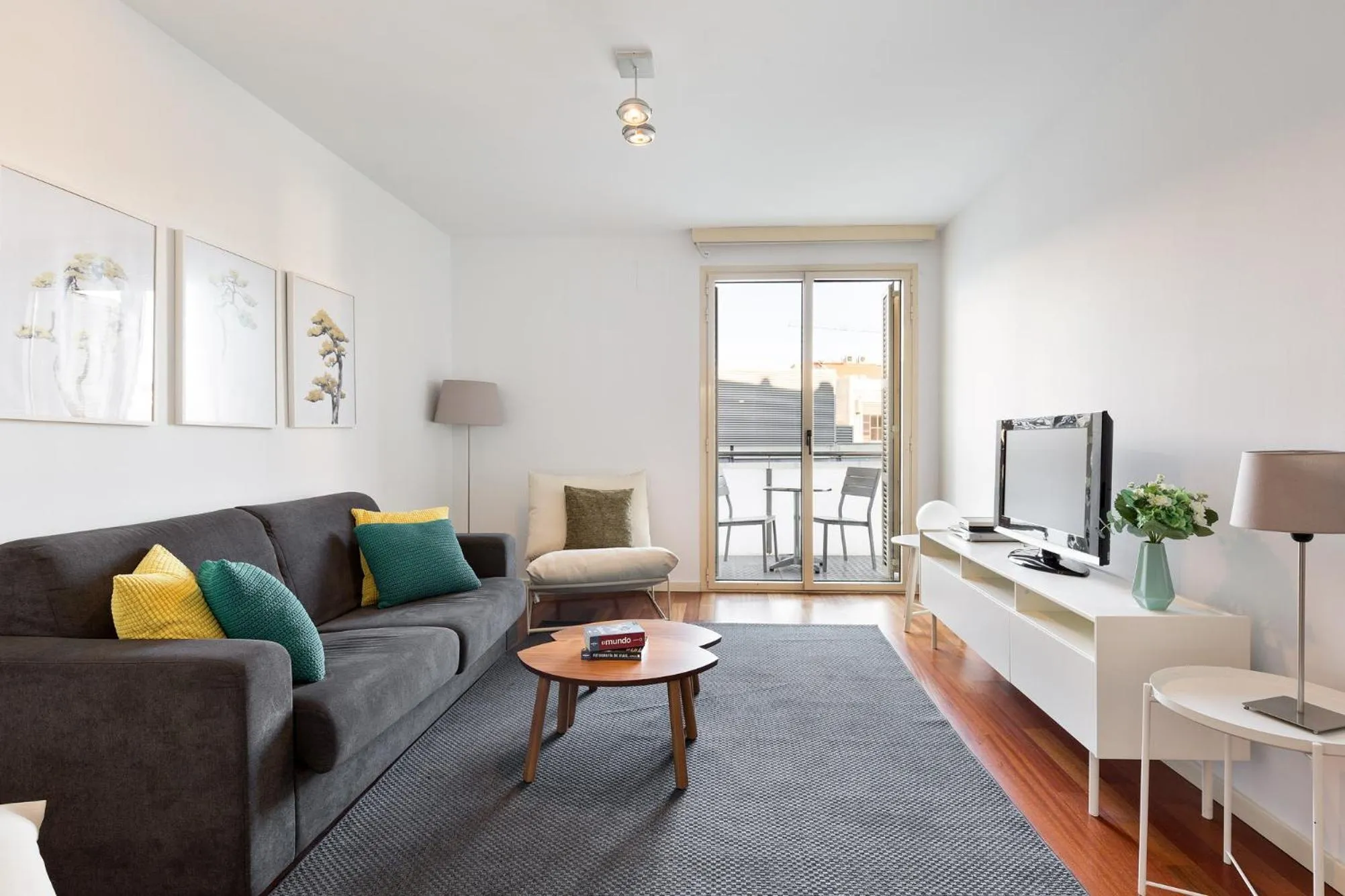 Communal lounge/ TV room in Ola Living Plaza Catalunya