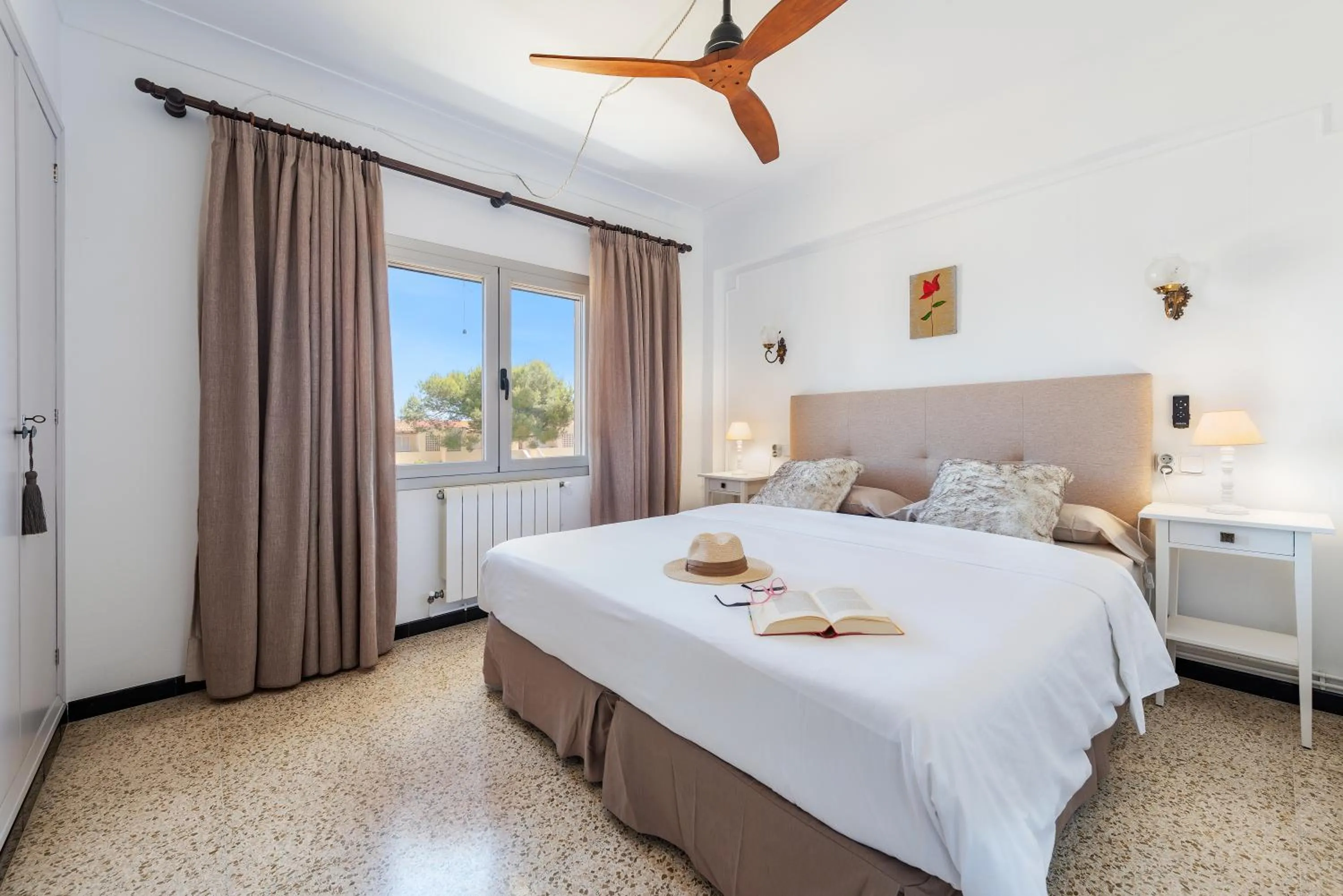 Text overlay, Bed in Can Pere Bou
