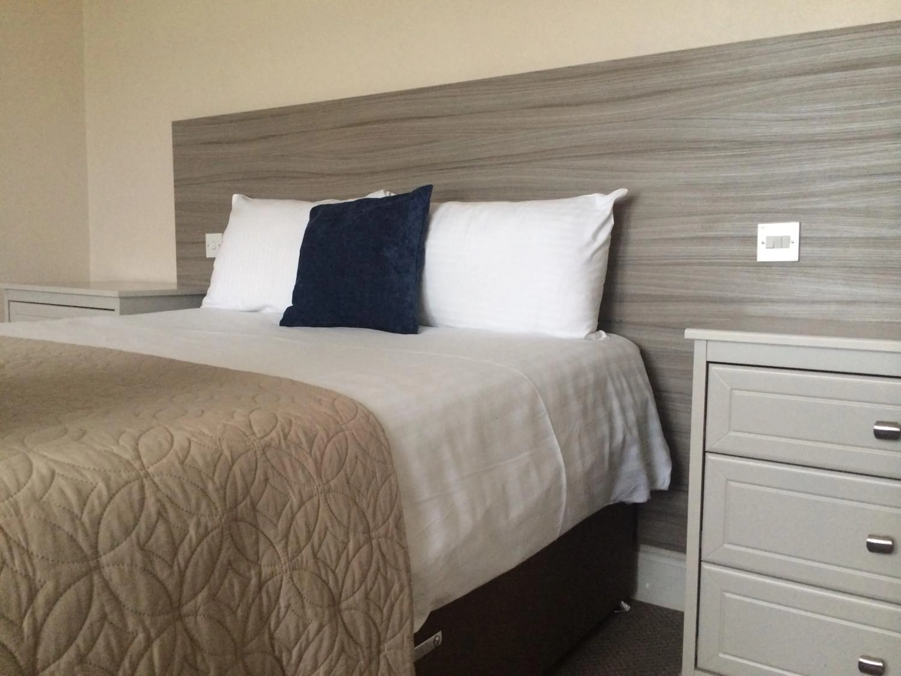 Bedroom, Bed in Cullen Bay Hotel