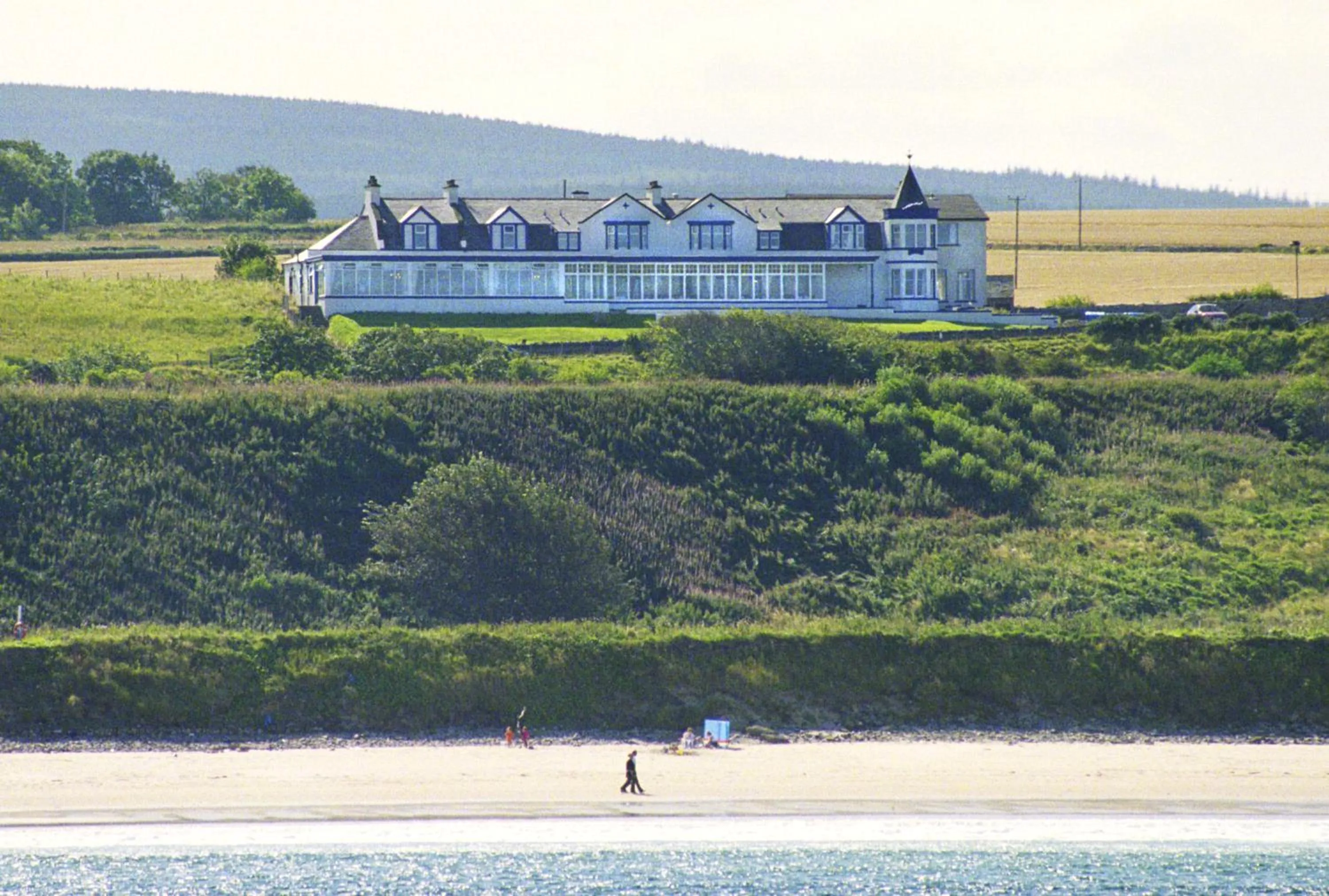 Facade/entrance in Cullen Bay Hotel