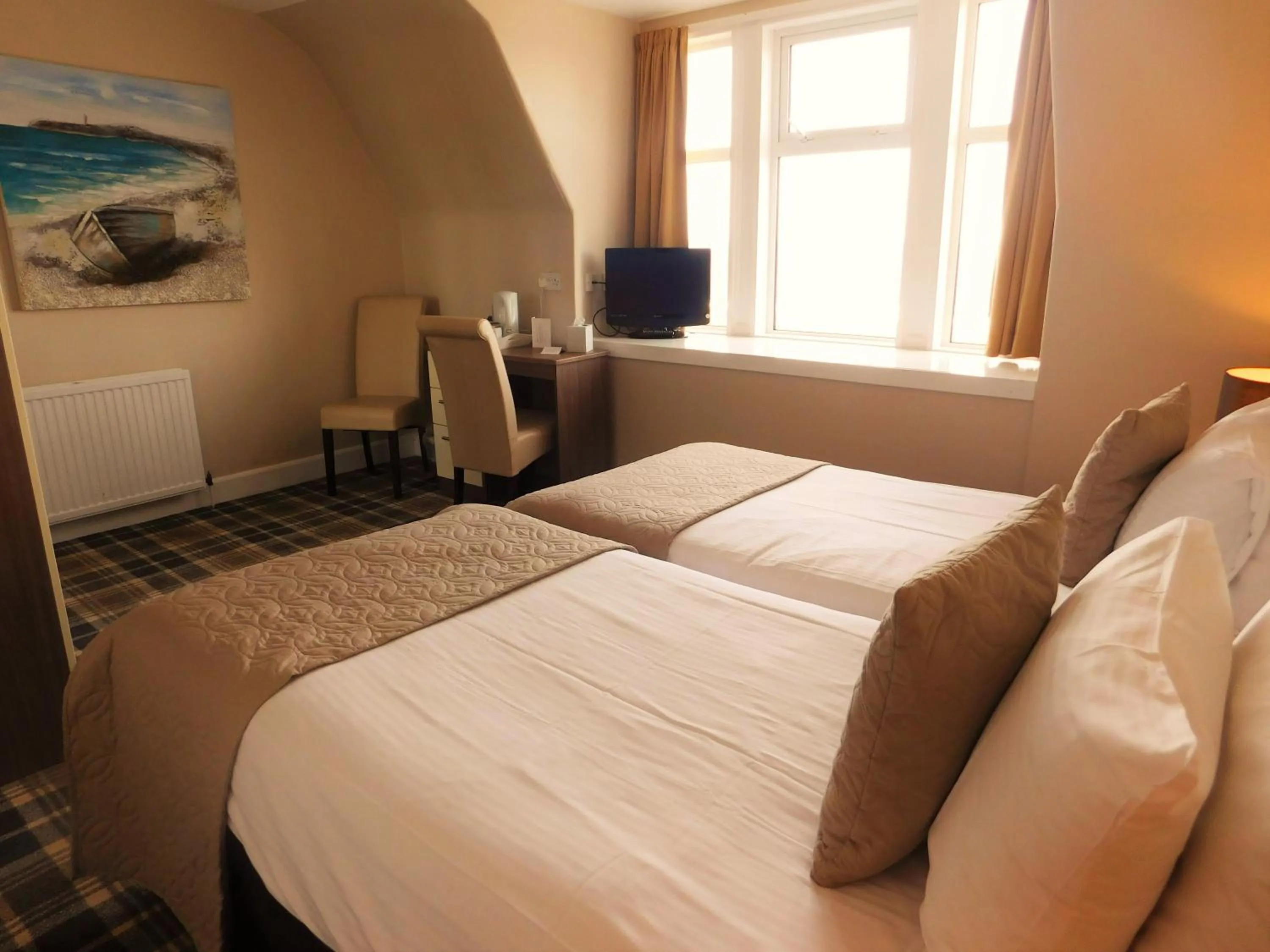 Bedroom, Bed in Cullen Bay Hotel