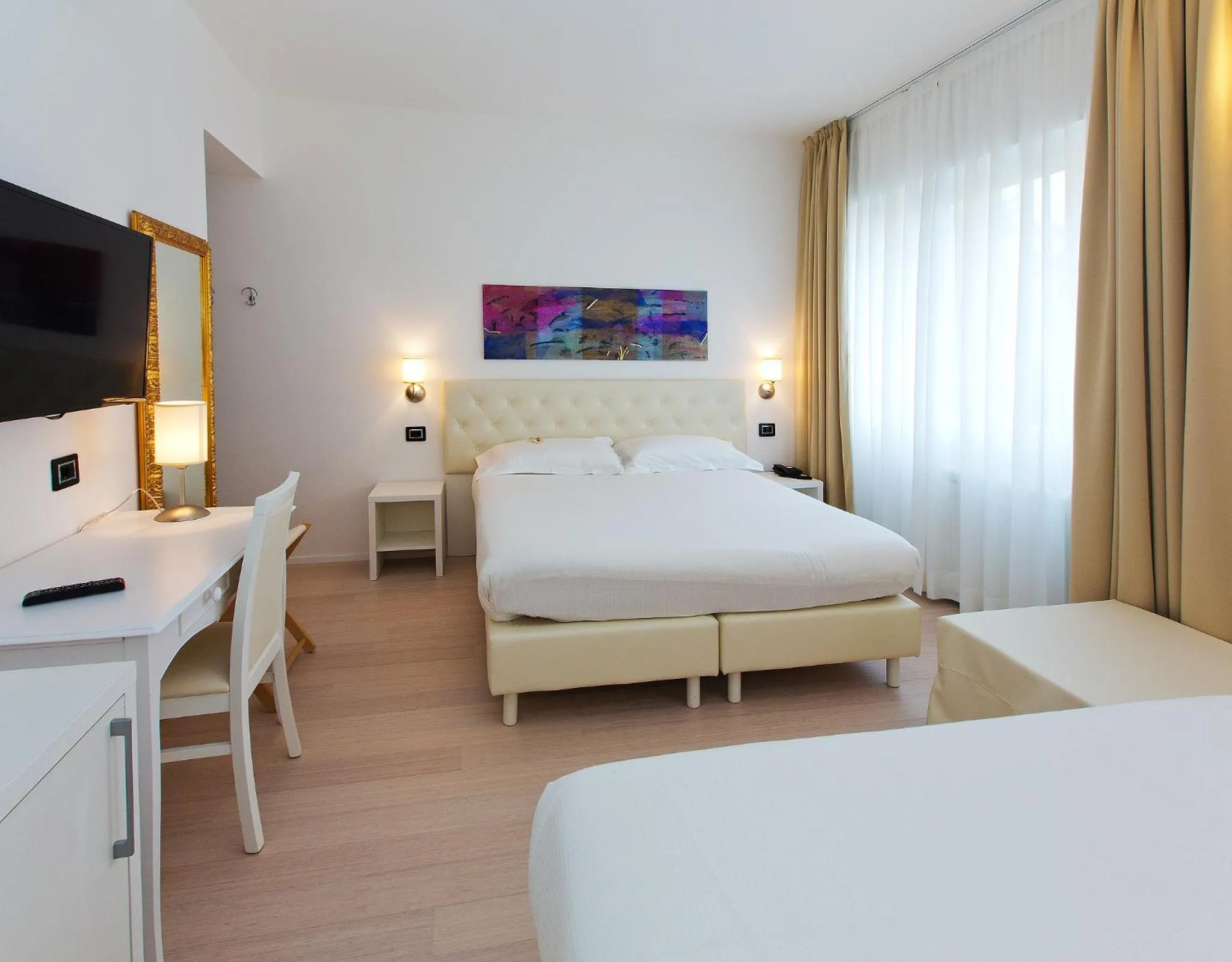 Day, Bed in Hotel Mainè