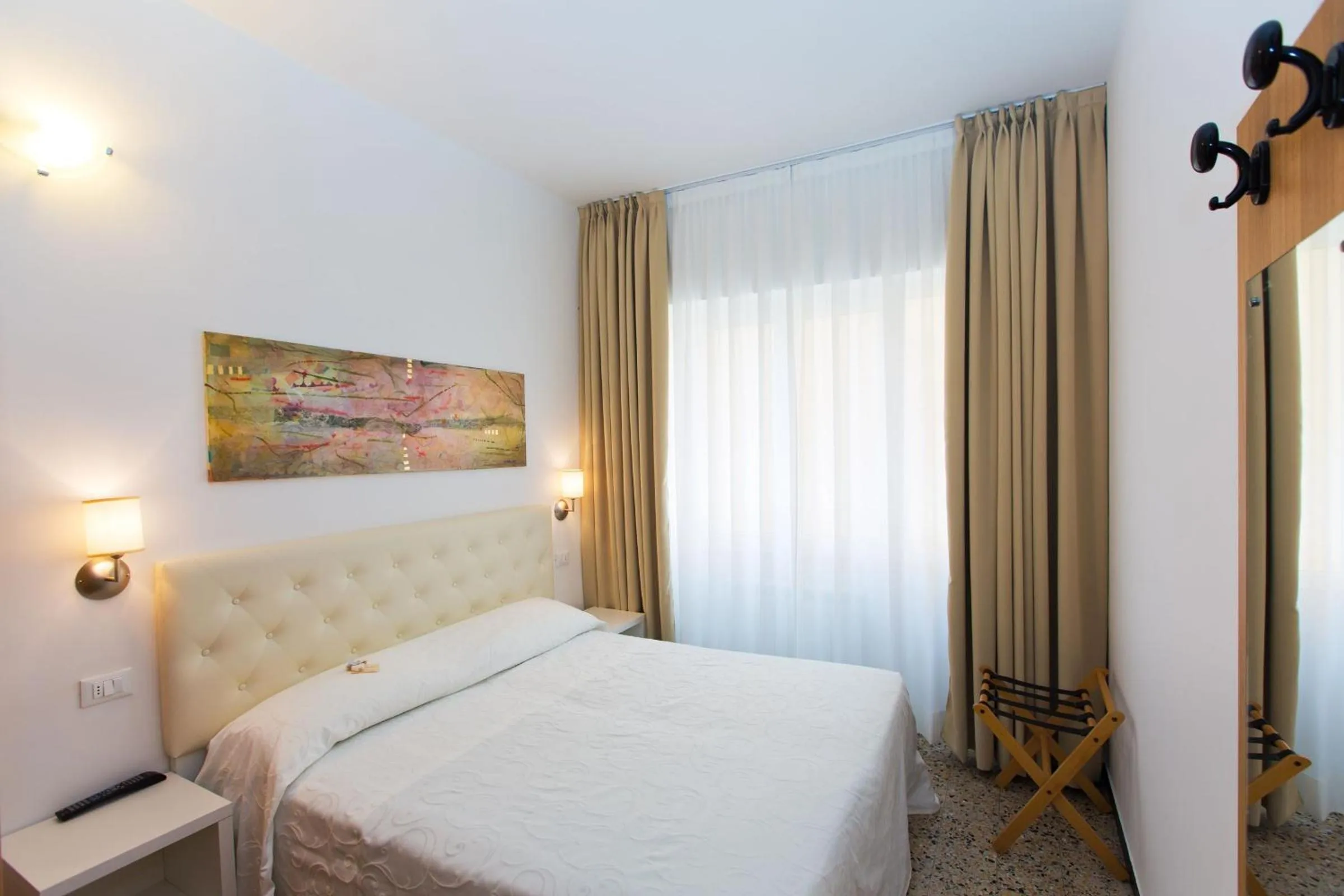 Day, Bed in Hotel Mainè