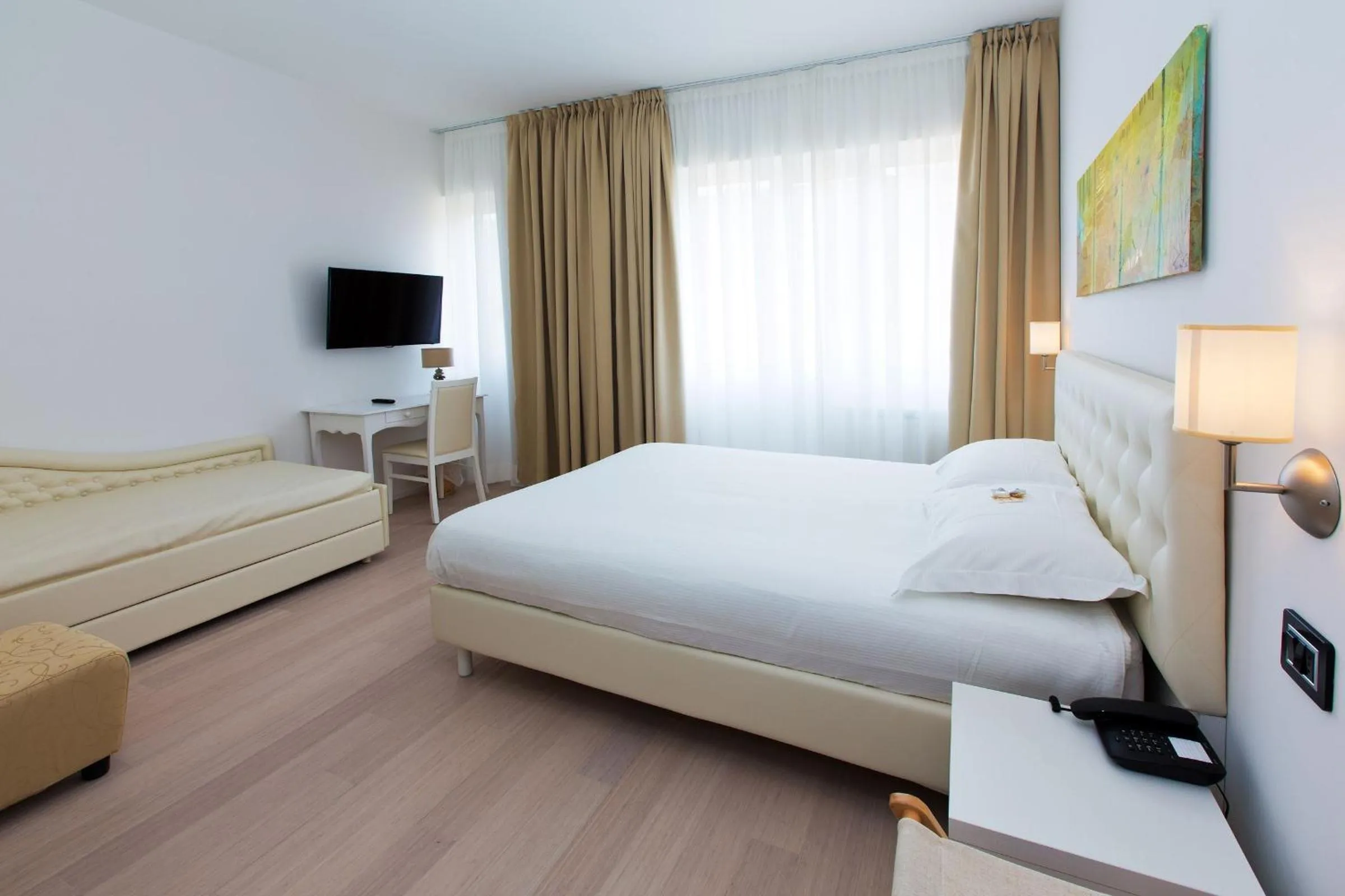 Day, Bed in Hotel Mainè