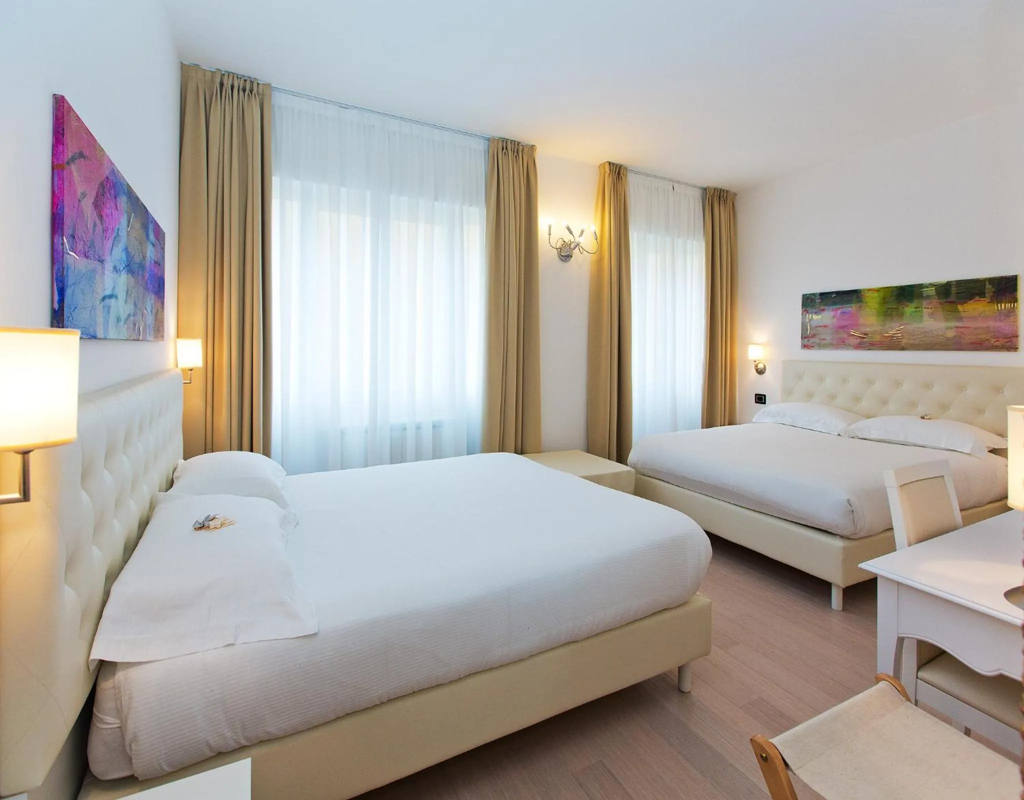 Day, Bed in Hotel Mainè