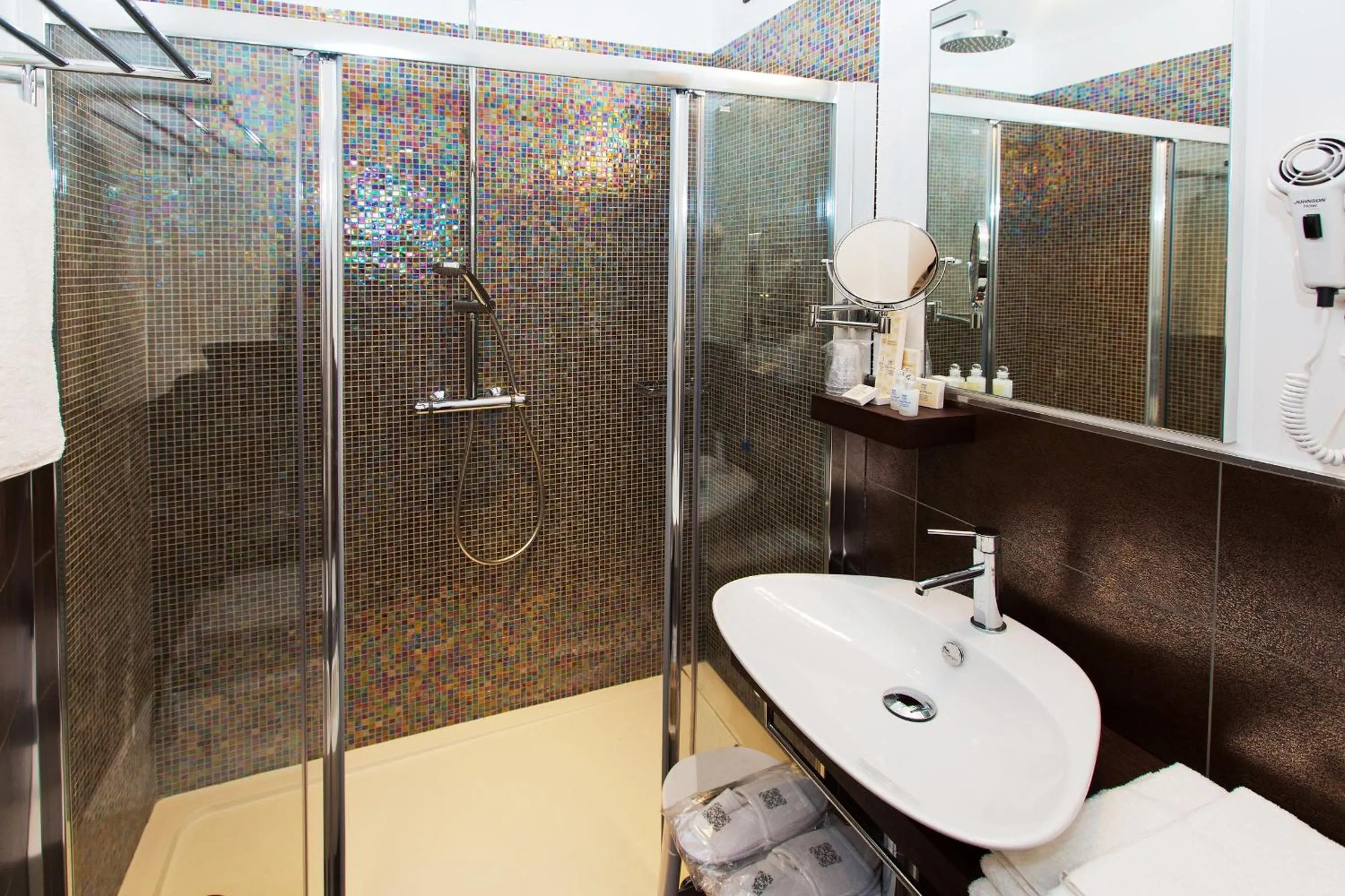 Bathroom in Hotel Mainè