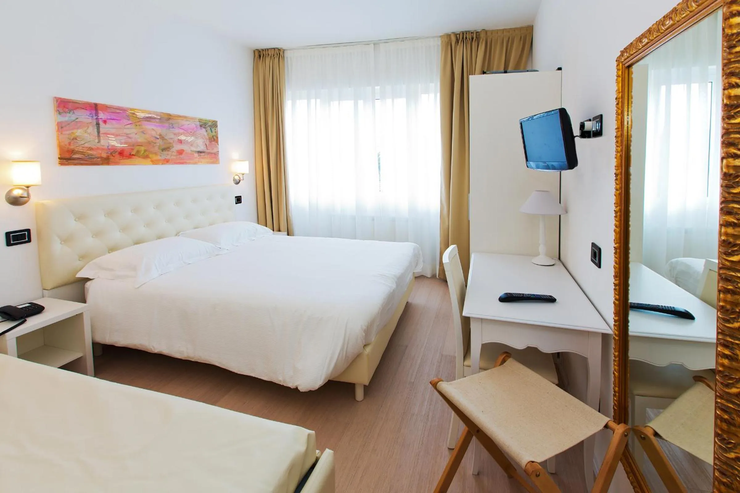 Day, Bed in Hotel Mainè