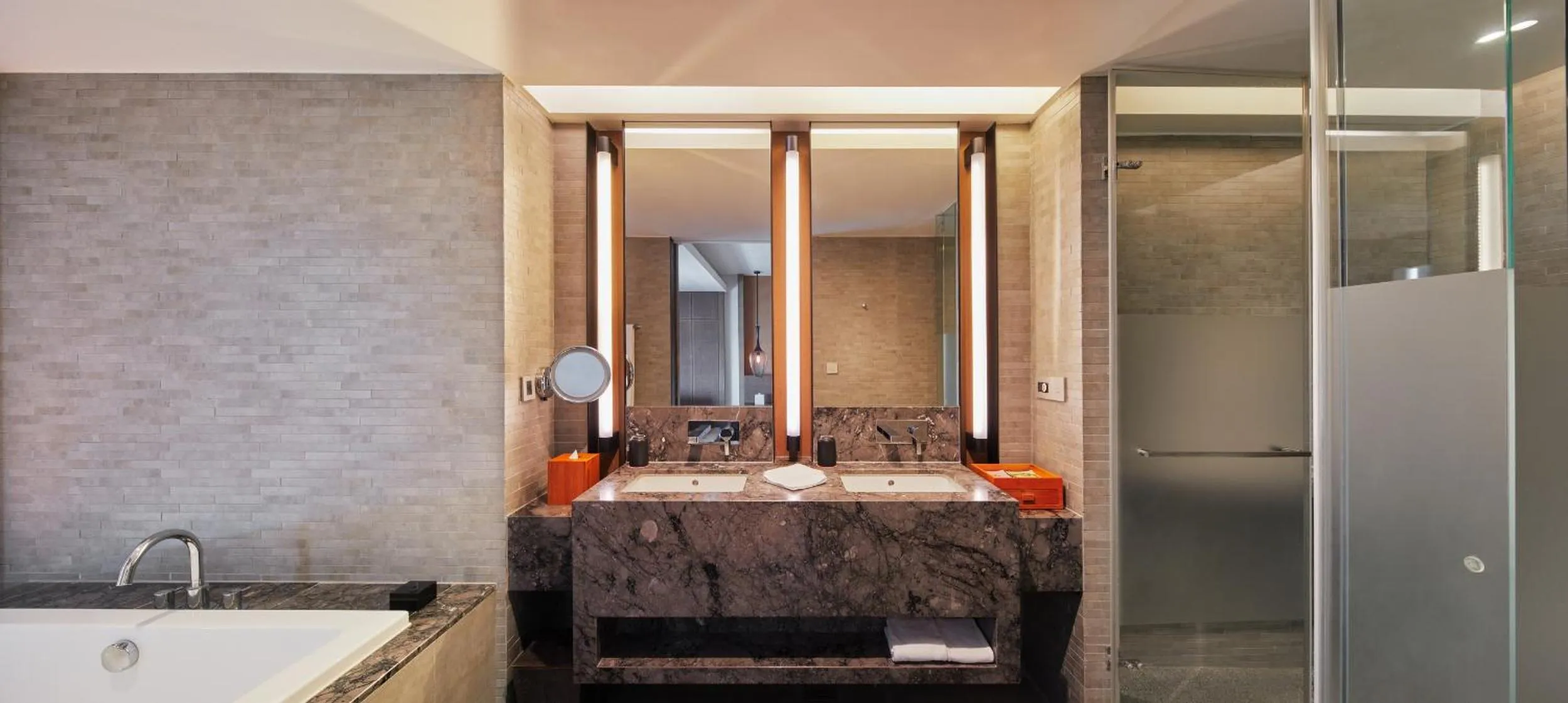 Shower in Silks Place Tainan