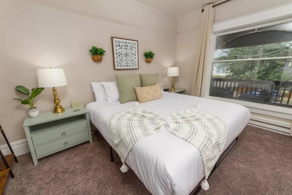 Bed in Historic 2 KING BED 1 Bath Near Downtown Spokane