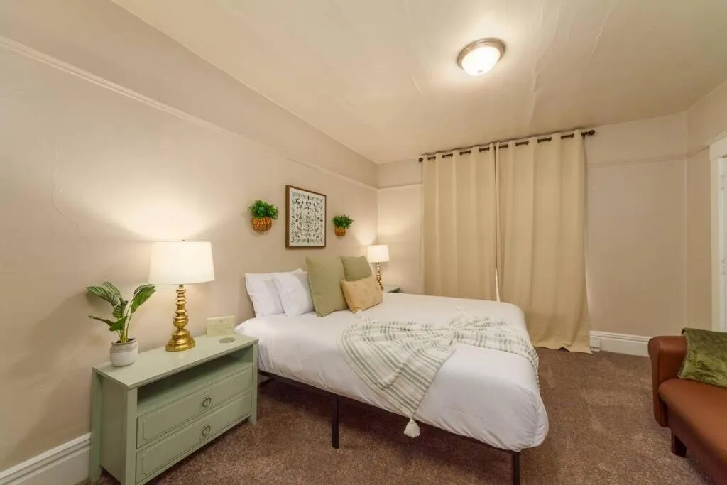 Bed in Historic 2 KING BED 1 Bath Near Downtown Spokane