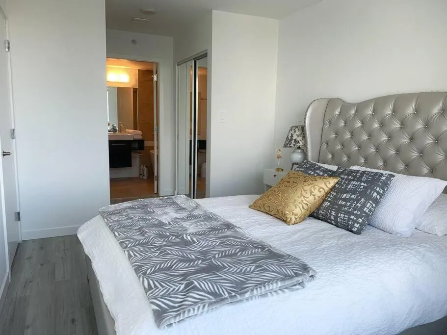 Downtown 3br/2ba+Views+Skytrain+Free Parking