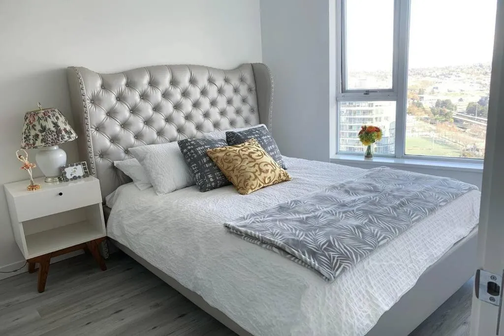 Downtown 3br/2ba+Views+Skytrain+Free Parking