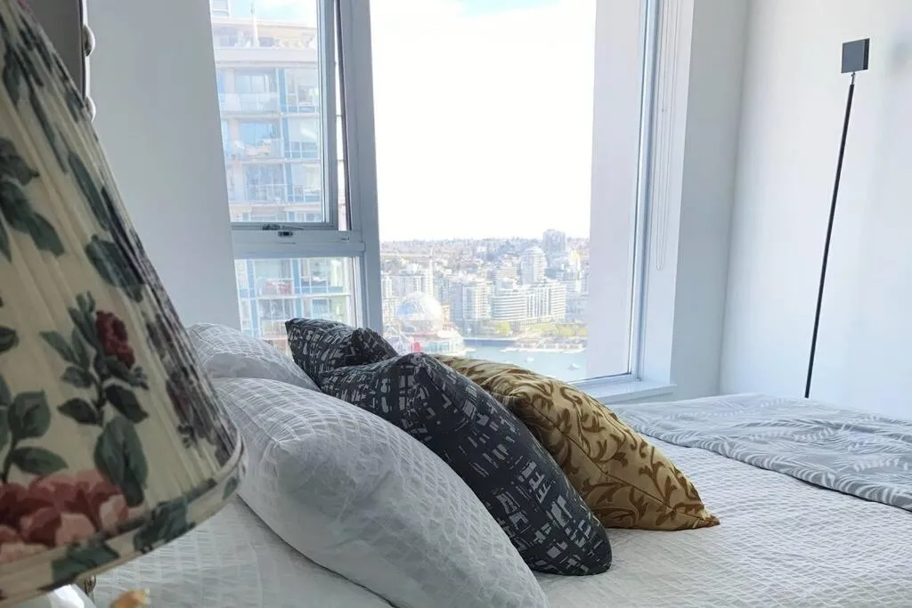 Downtown 3br/2ba+Views+Skytrain+Free Parking