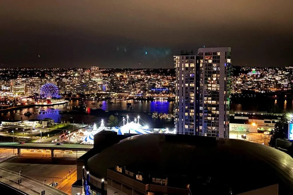 Downtown 3br/2ba+Views+Skytrain+Free Parking