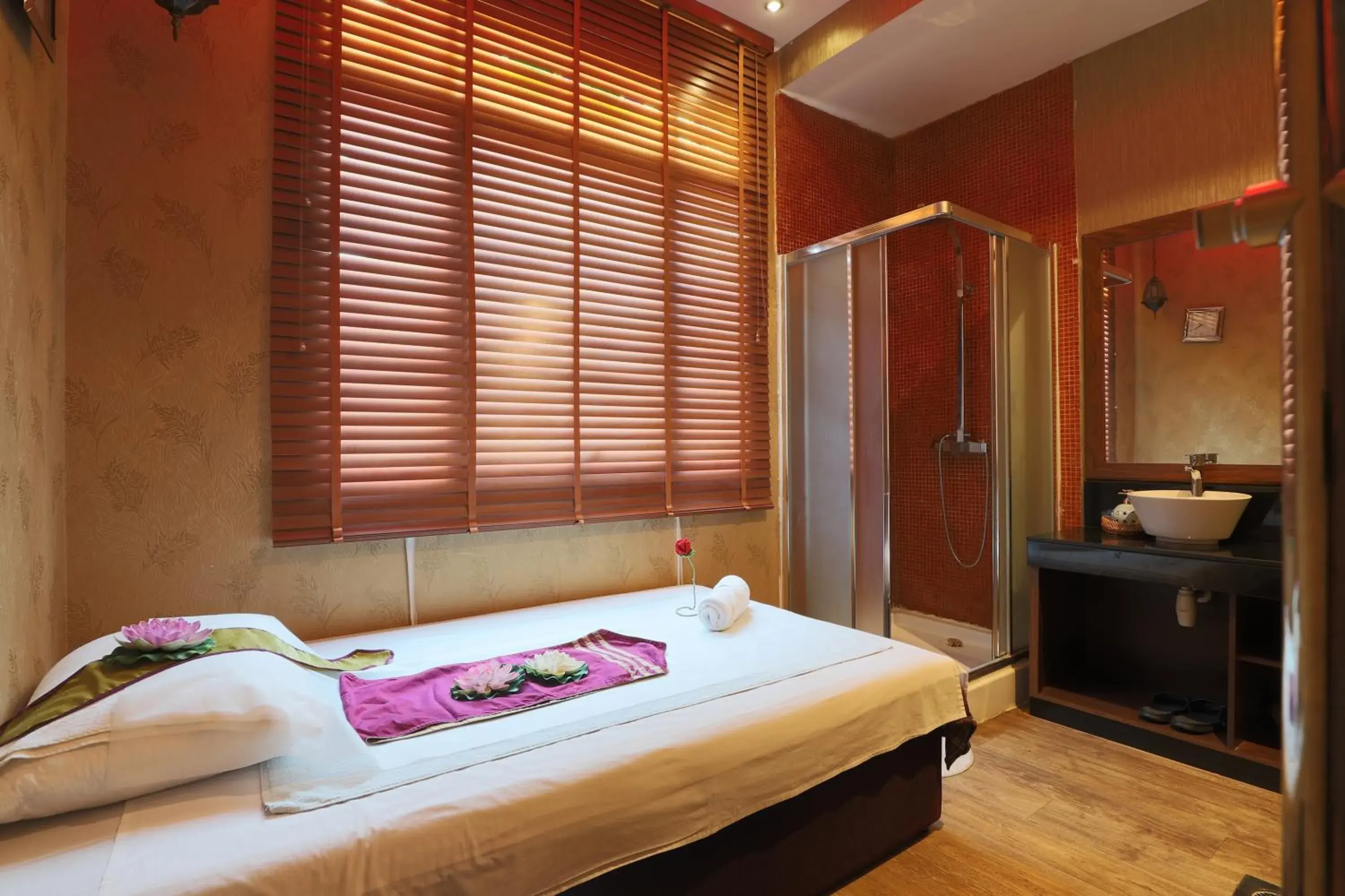 Spa and wellness centre/facilities, Bed in Mughal Suites Spa and wellness centre/facilities, Bed in Mughal Suites