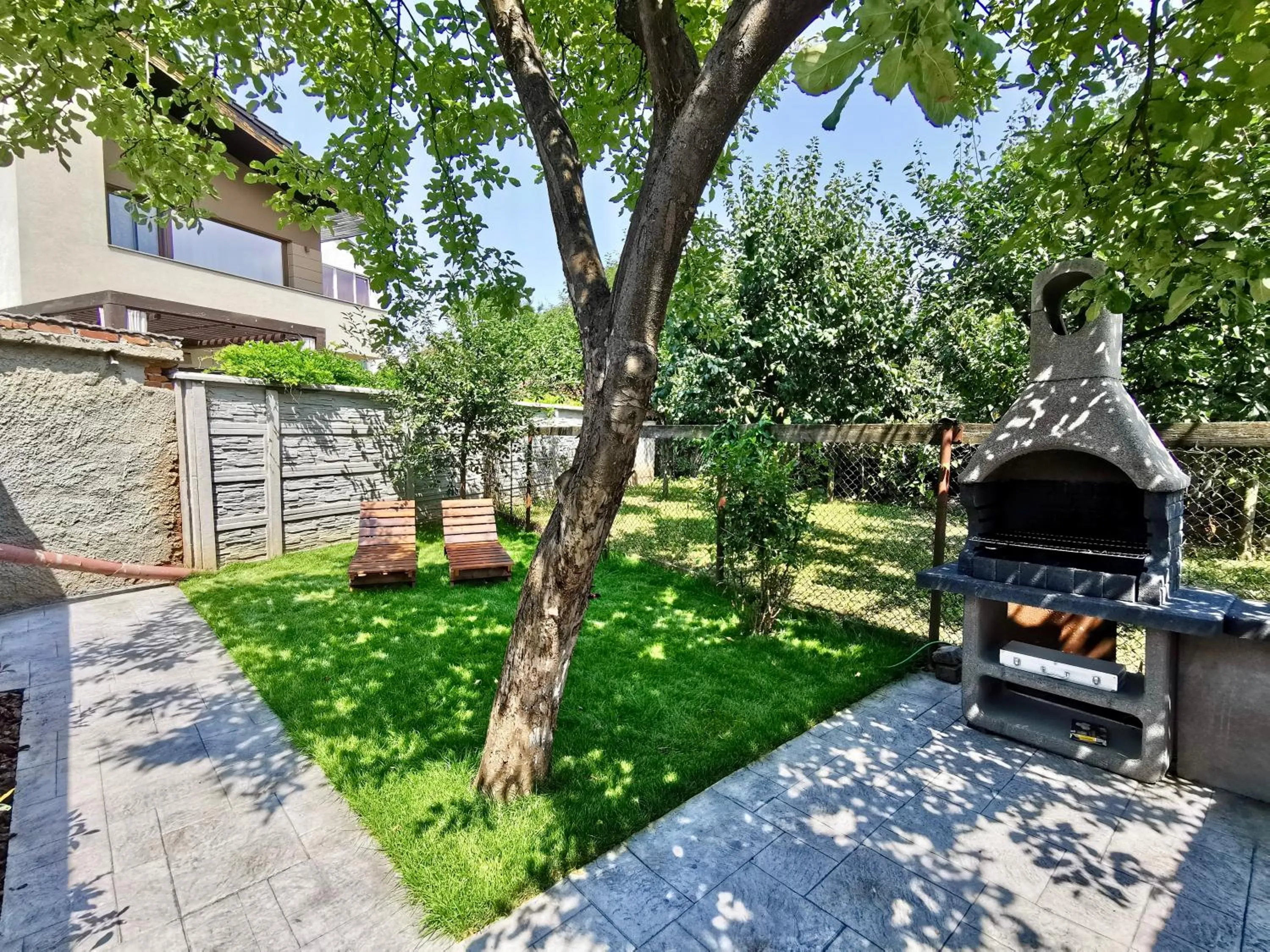 Cozy Corner Guesthouse - Civic Center, free Parking, garden with BBQ