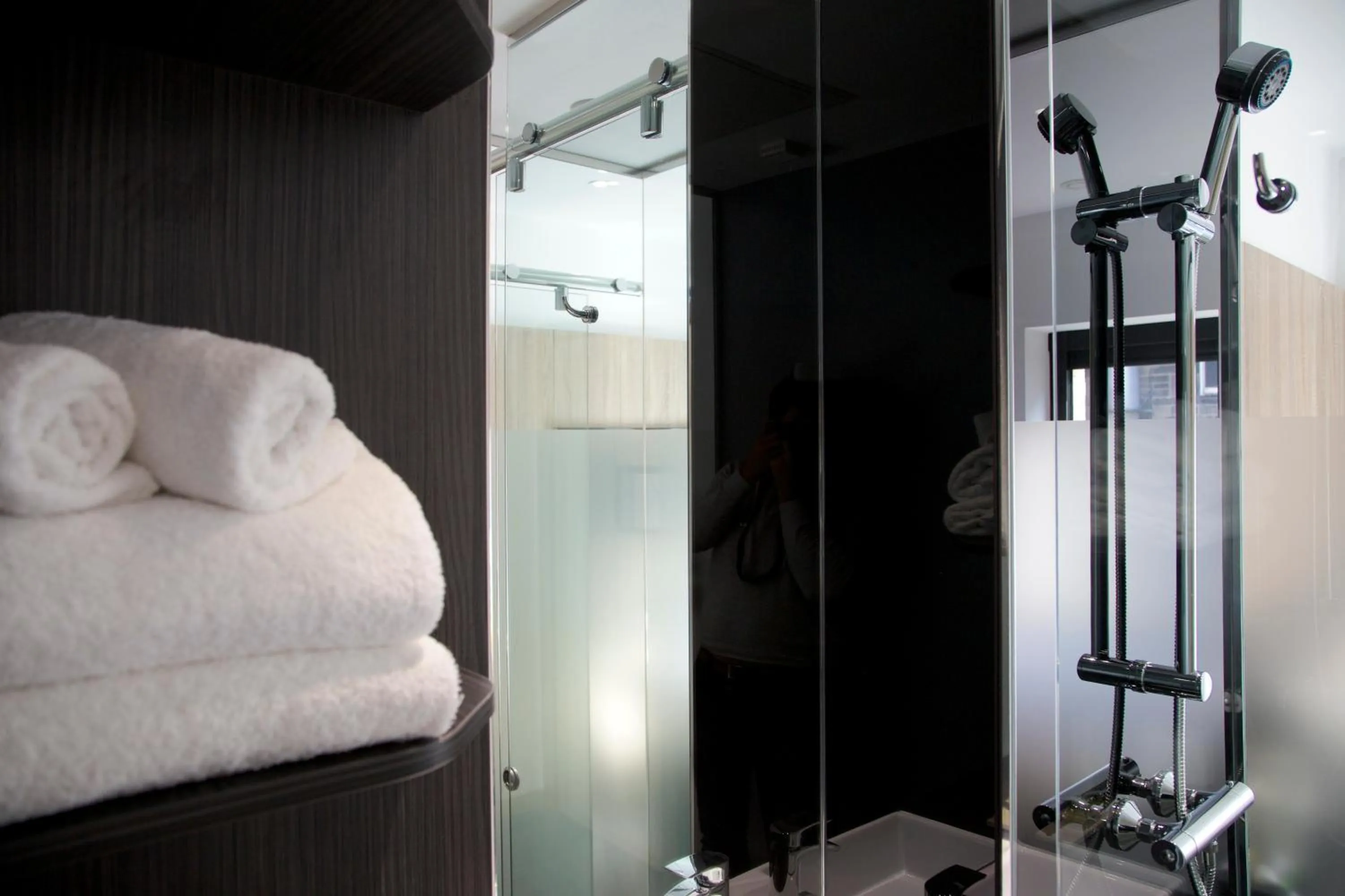 Shower, Bed in The Z Hotel Glasgow