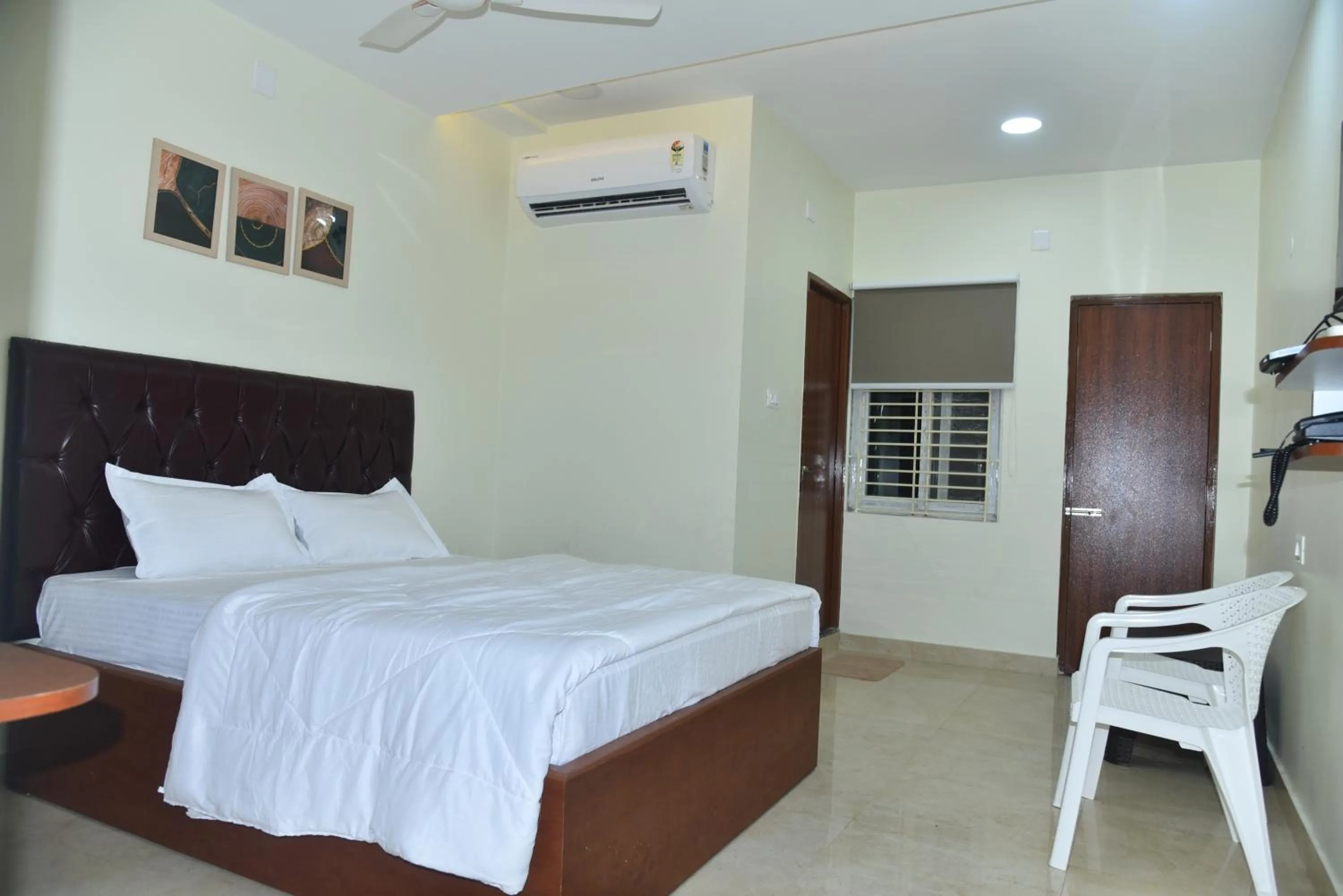 Bed in The Paradise Guest Inn