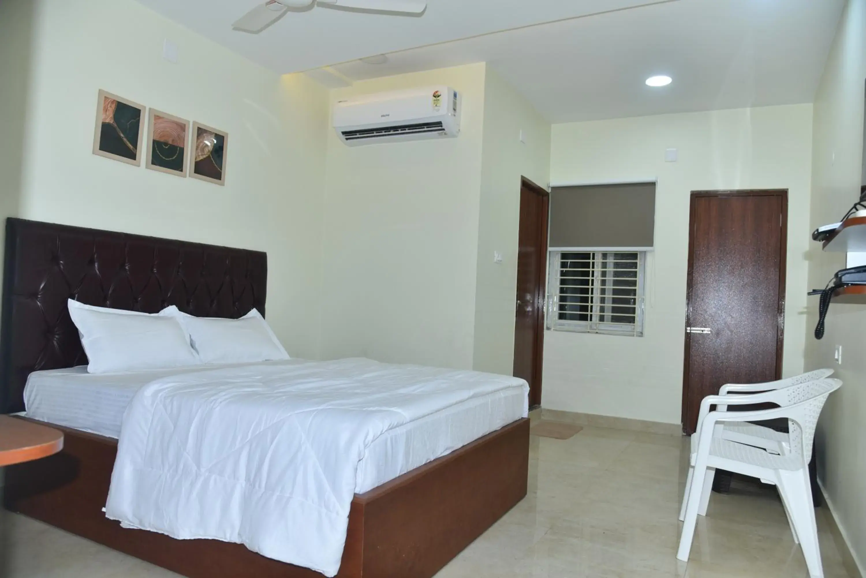 Bed in The Paradise Guest Inn Bed in The Paradise Guest Inn