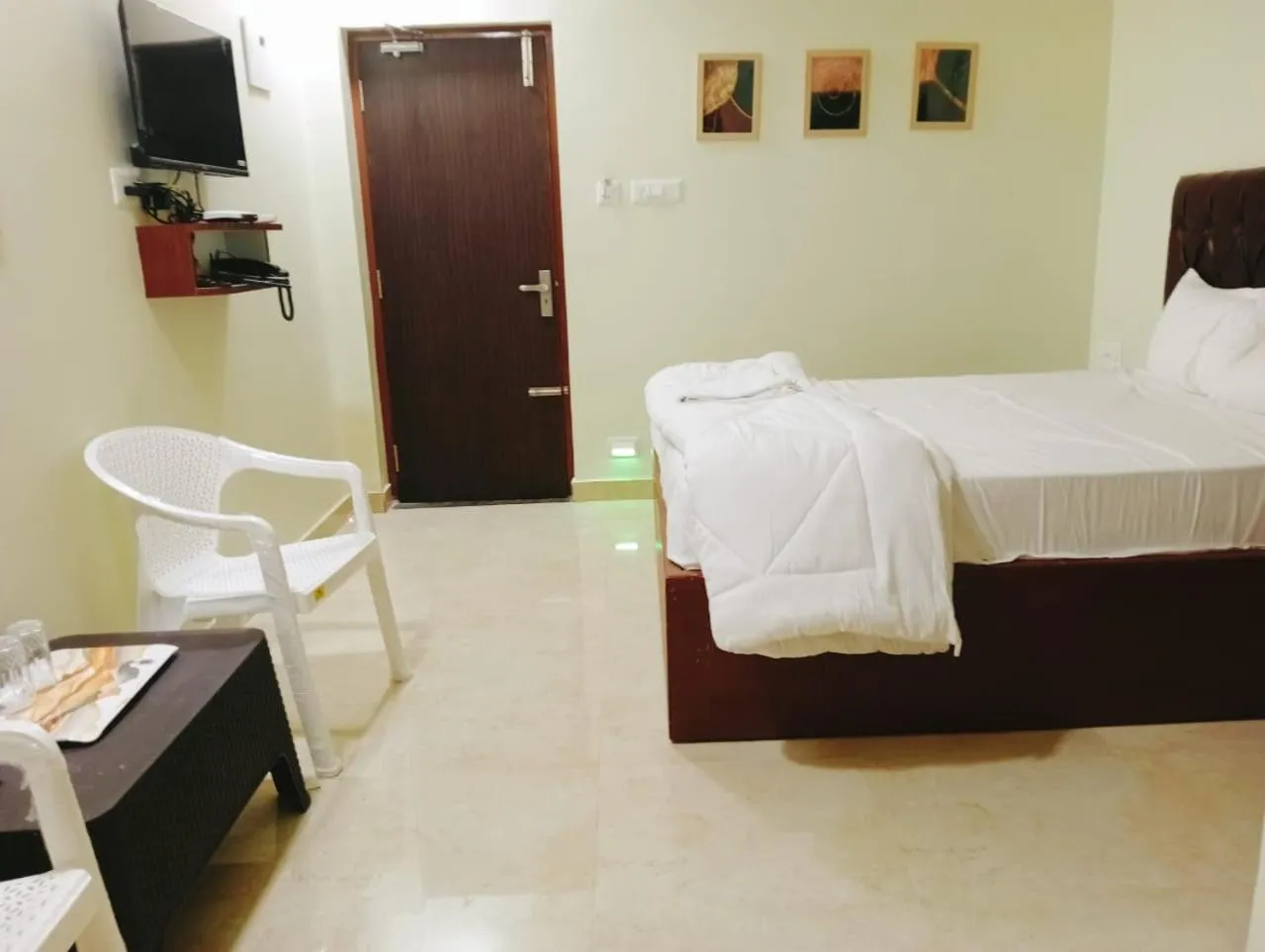 Living room, Bed in The Paradise Guest Inn