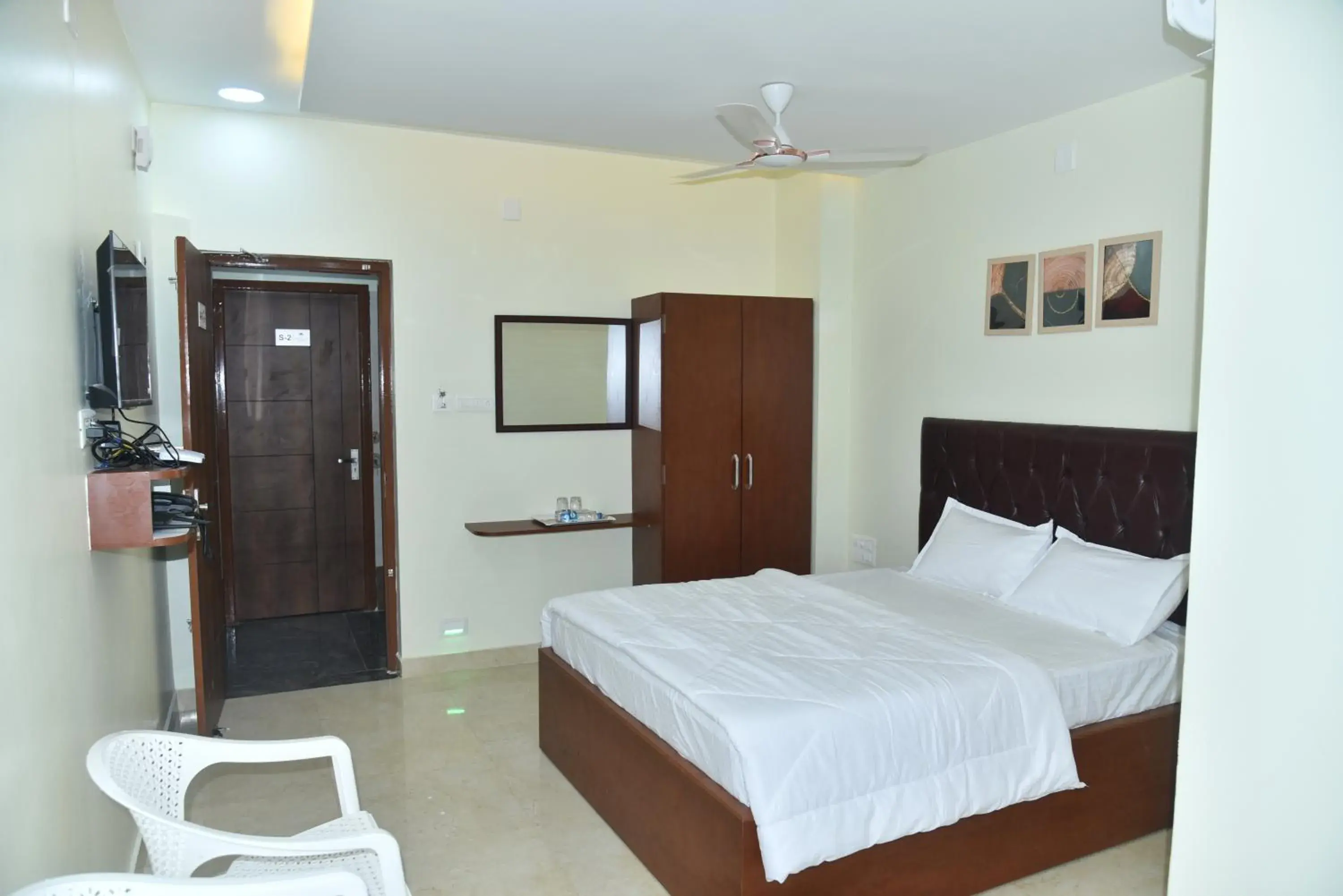 Bed in The Paradise Guest Inn Bed in The Paradise Guest Inn