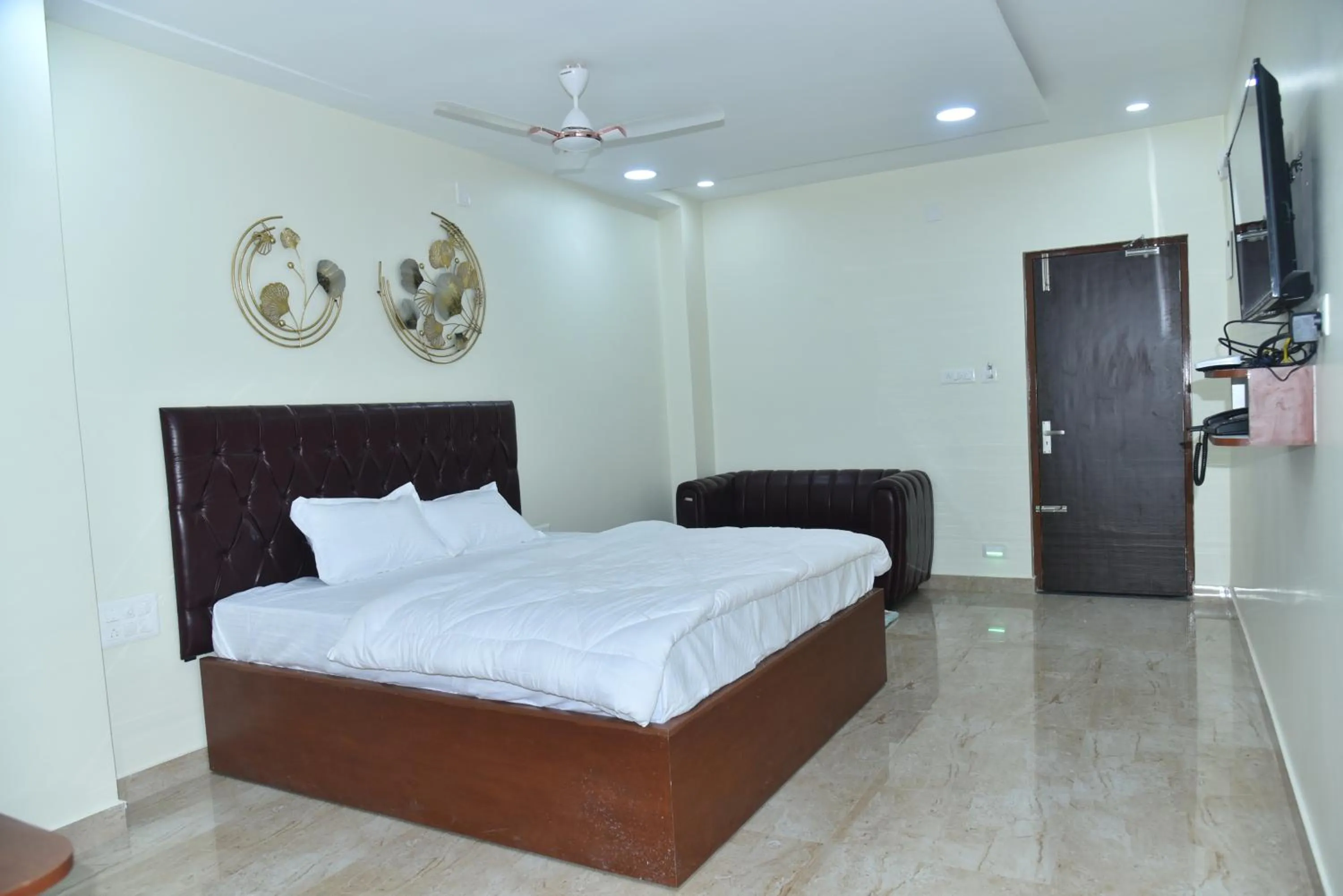 Bed in The Paradise Guest Inn