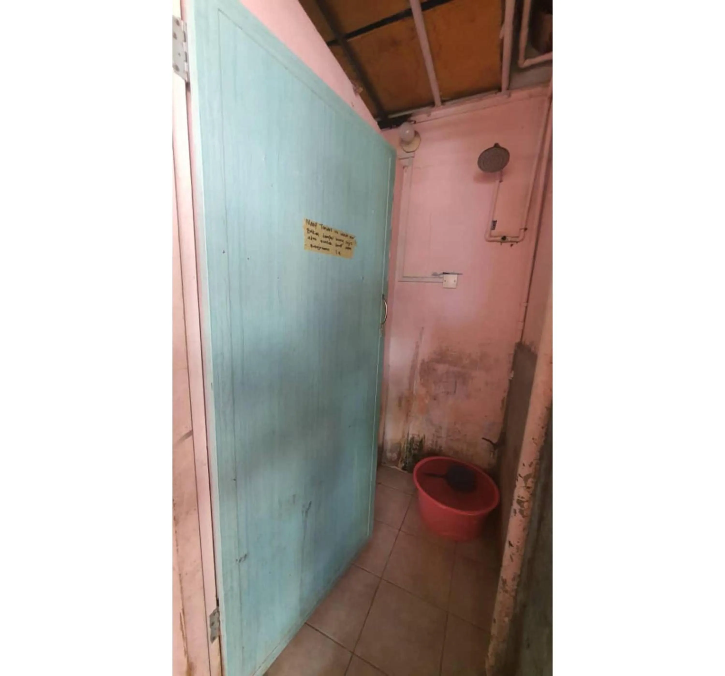 Bathroom in Hotel O Penginapan Almera