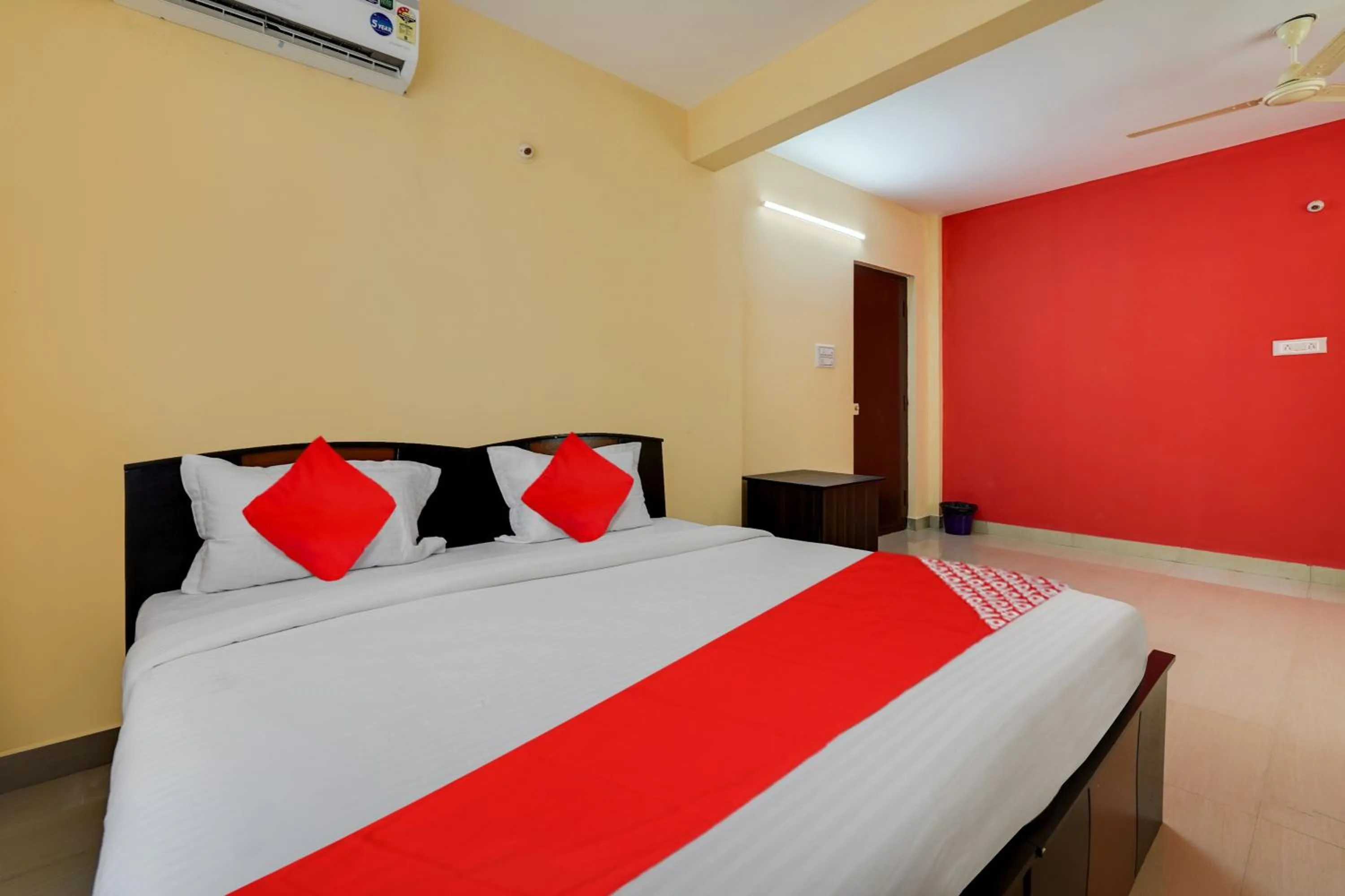 Bedroom, Bed in Hotel O Lakshmana Hotel