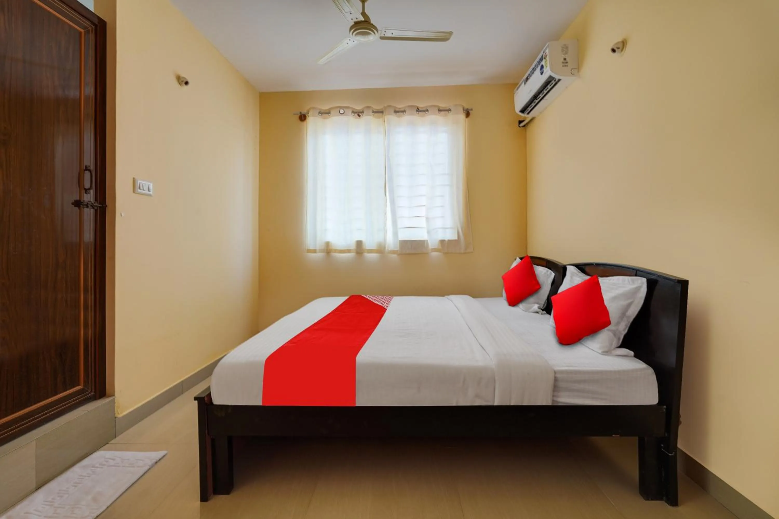 Bedroom, Bed in Hotel O Lakshmana Hotel