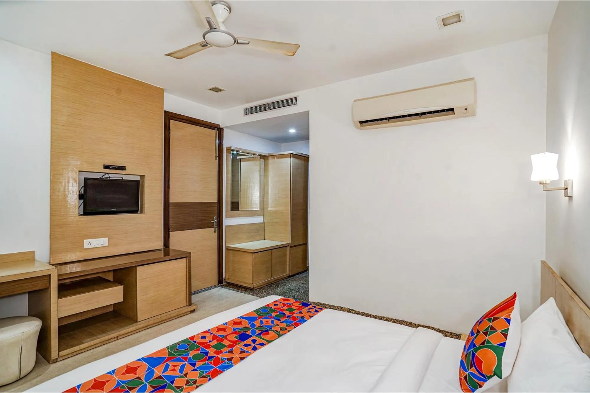 Communal lounge/ TV room, Bed in FabExpress Vasundhara Suits