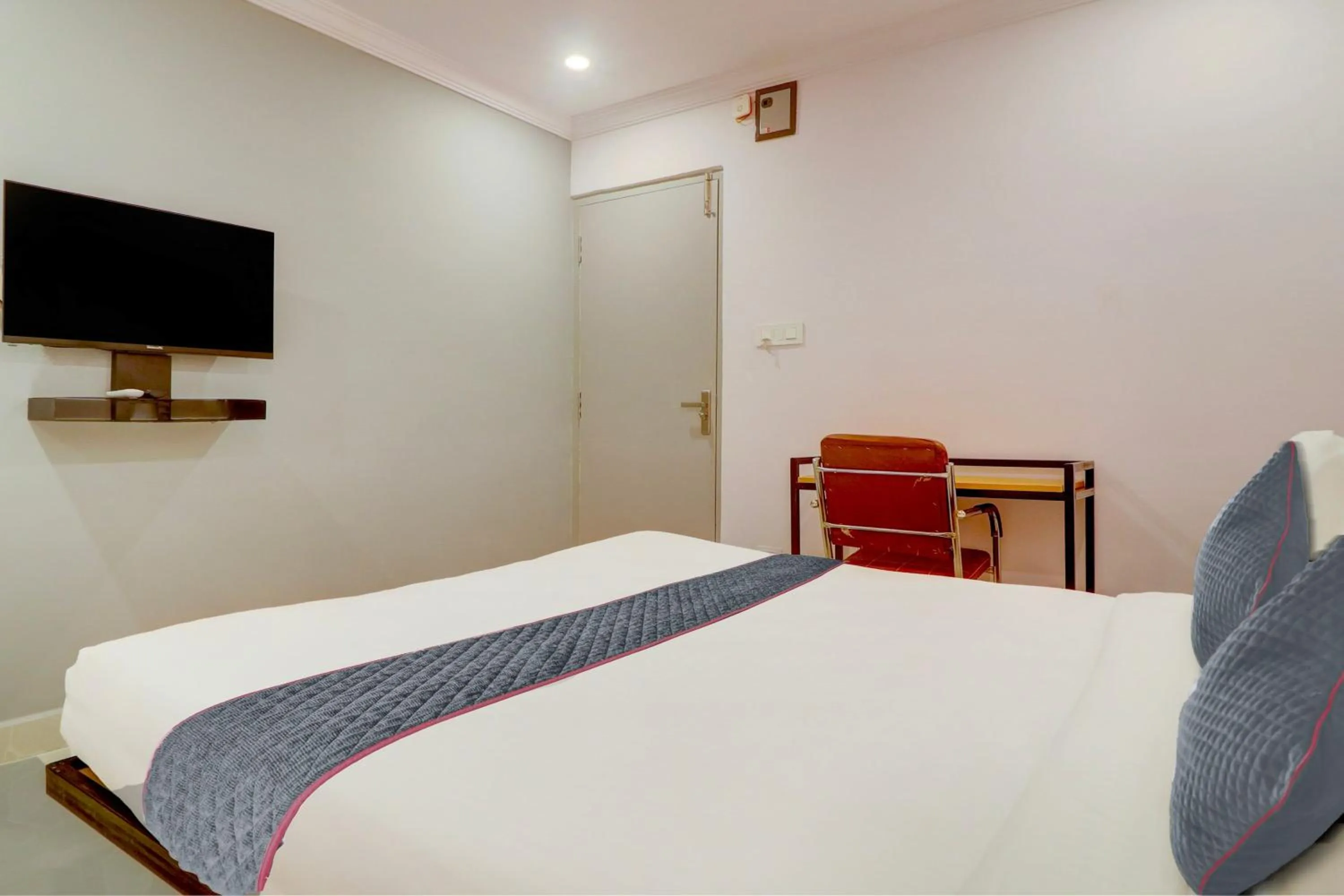 Bedroom, Bed in Super Townhouse SR Nagar Near RCC Premier