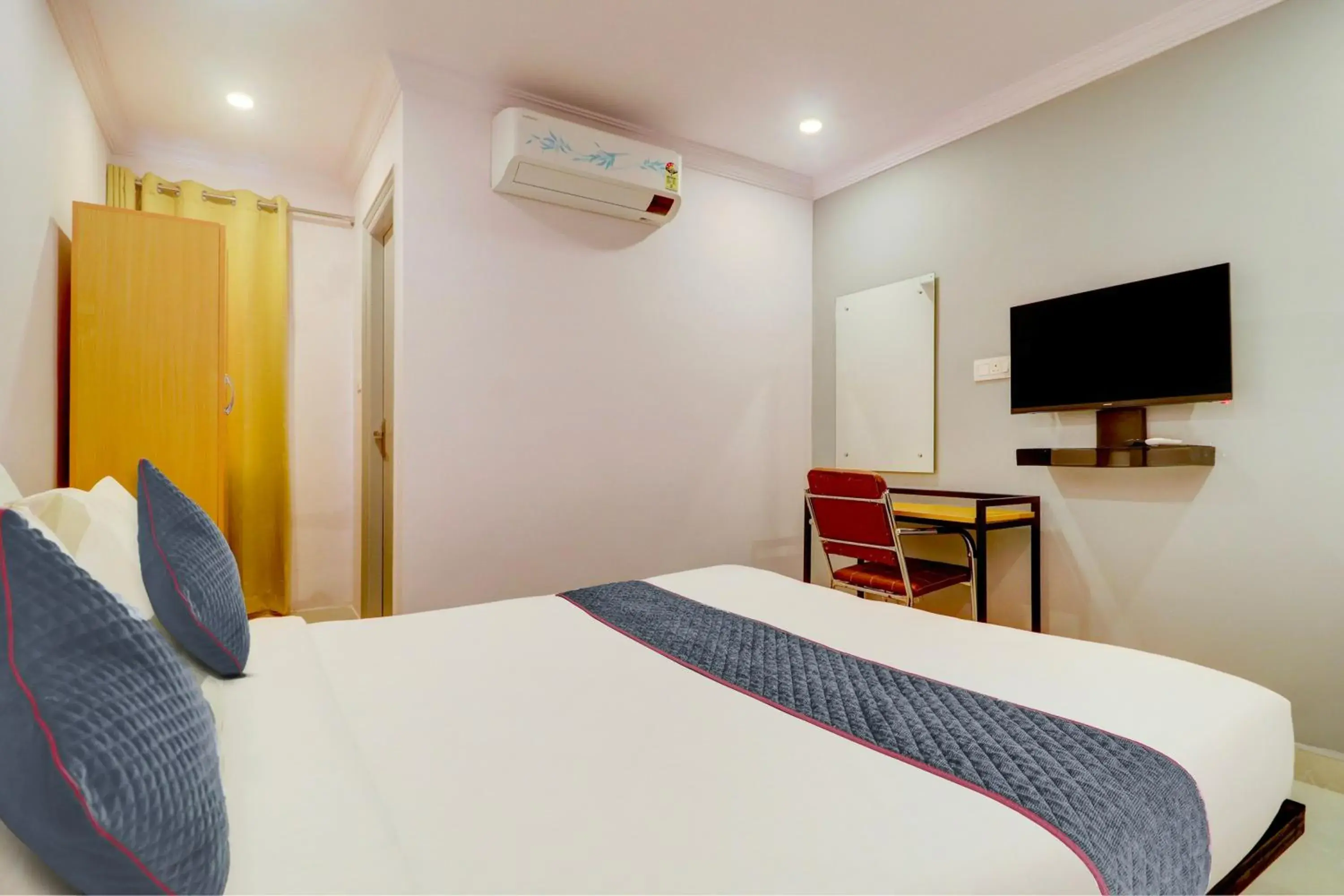 Bedroom, Bed in Super Townhouse SR Nagar Near RCC Premier Bedroom, Bed in Super Townhouse SR Nagar Near RCC Premier