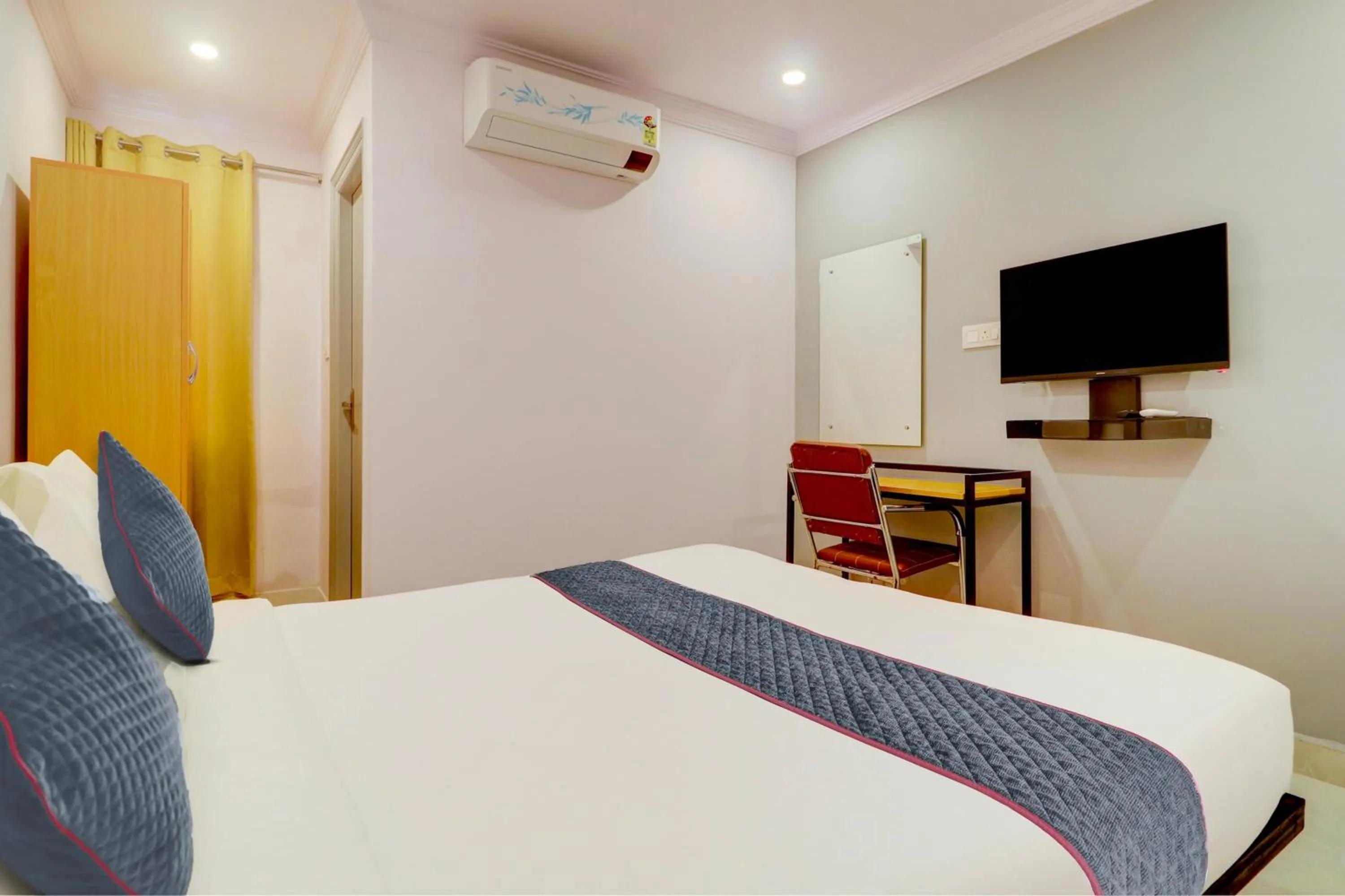 Bedroom, Bed in Super Townhouse SR Nagar Near RCC Premier