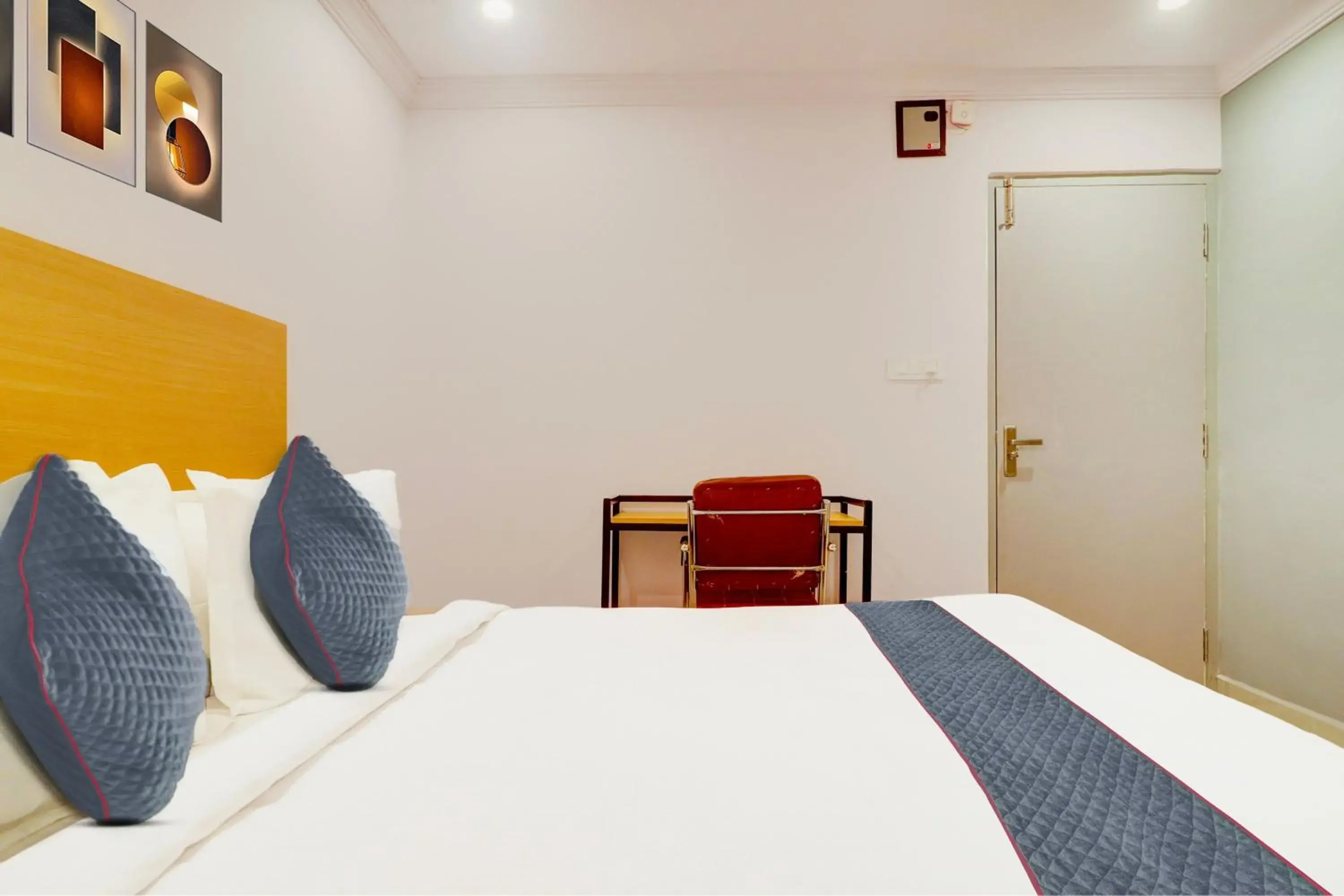 Bedroom, Bed in Super Townhouse SR Nagar Near RCC Premier Bedroom, Bed in Super Townhouse SR Nagar Near RCC Premier