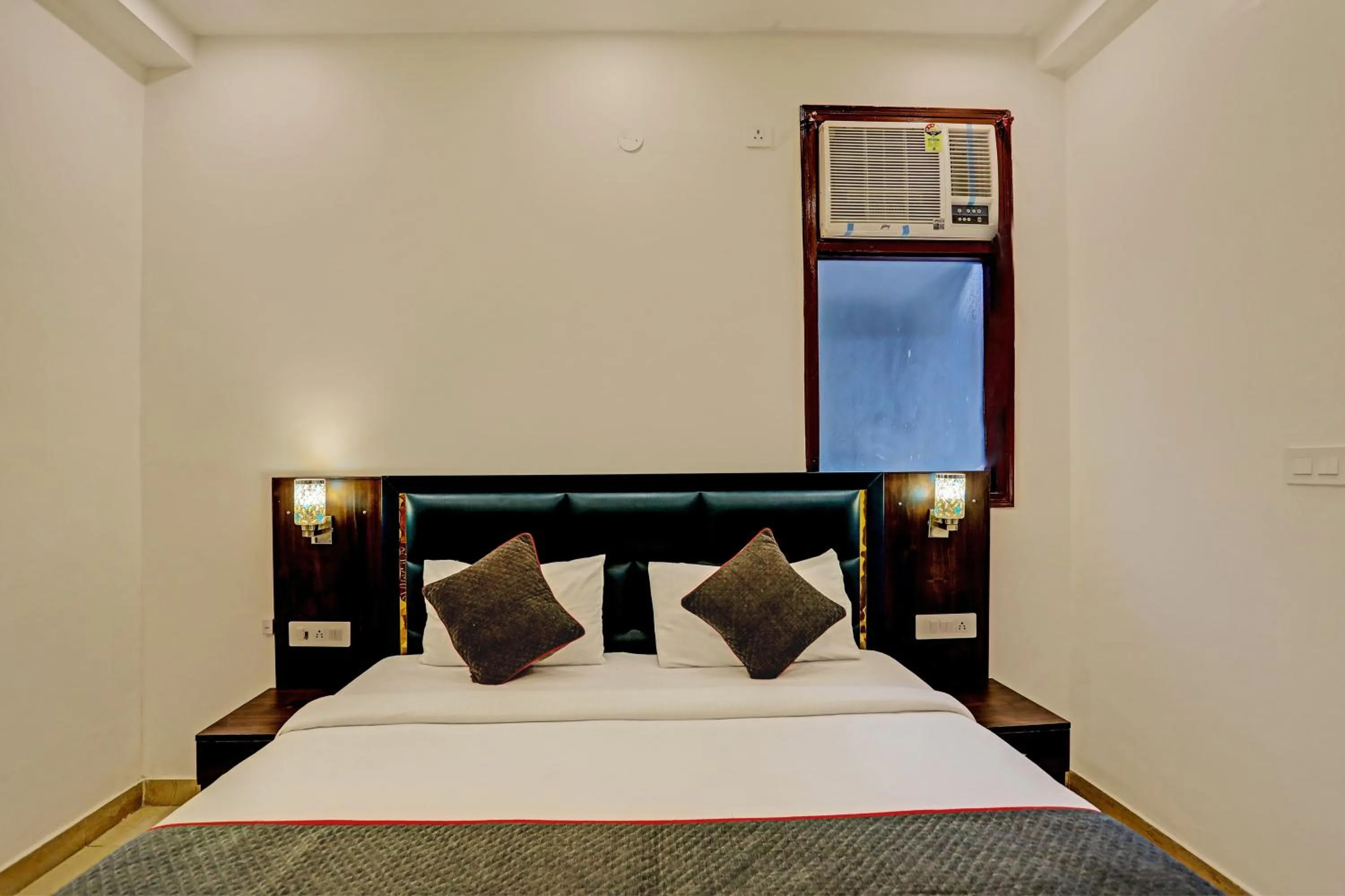 Bedroom, Bed in Super Collection O Sector 55 Noida Near Noida Stadium