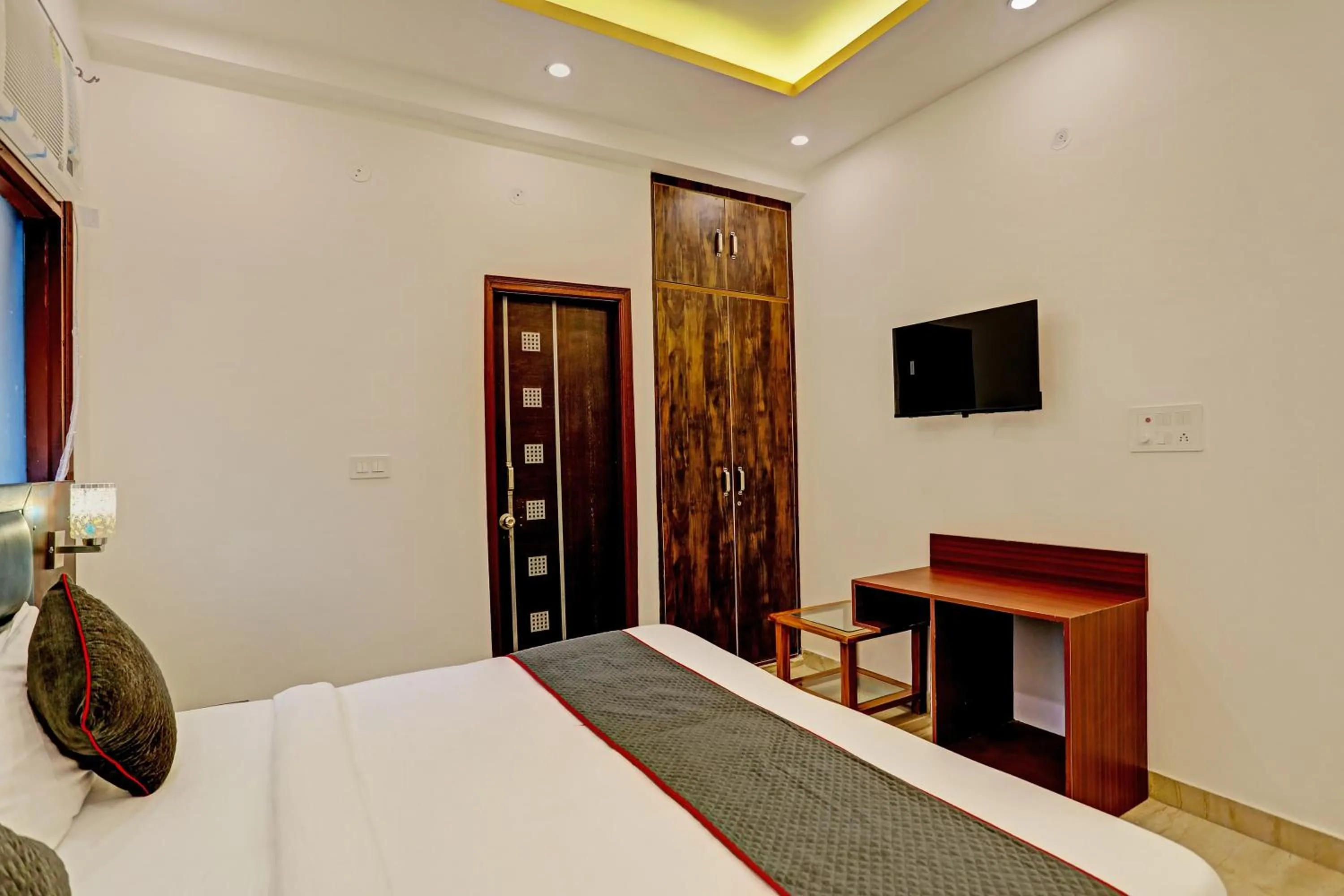 Bedroom, Bed in Super Collection O Sector 55 Noida Near Noida Stadium