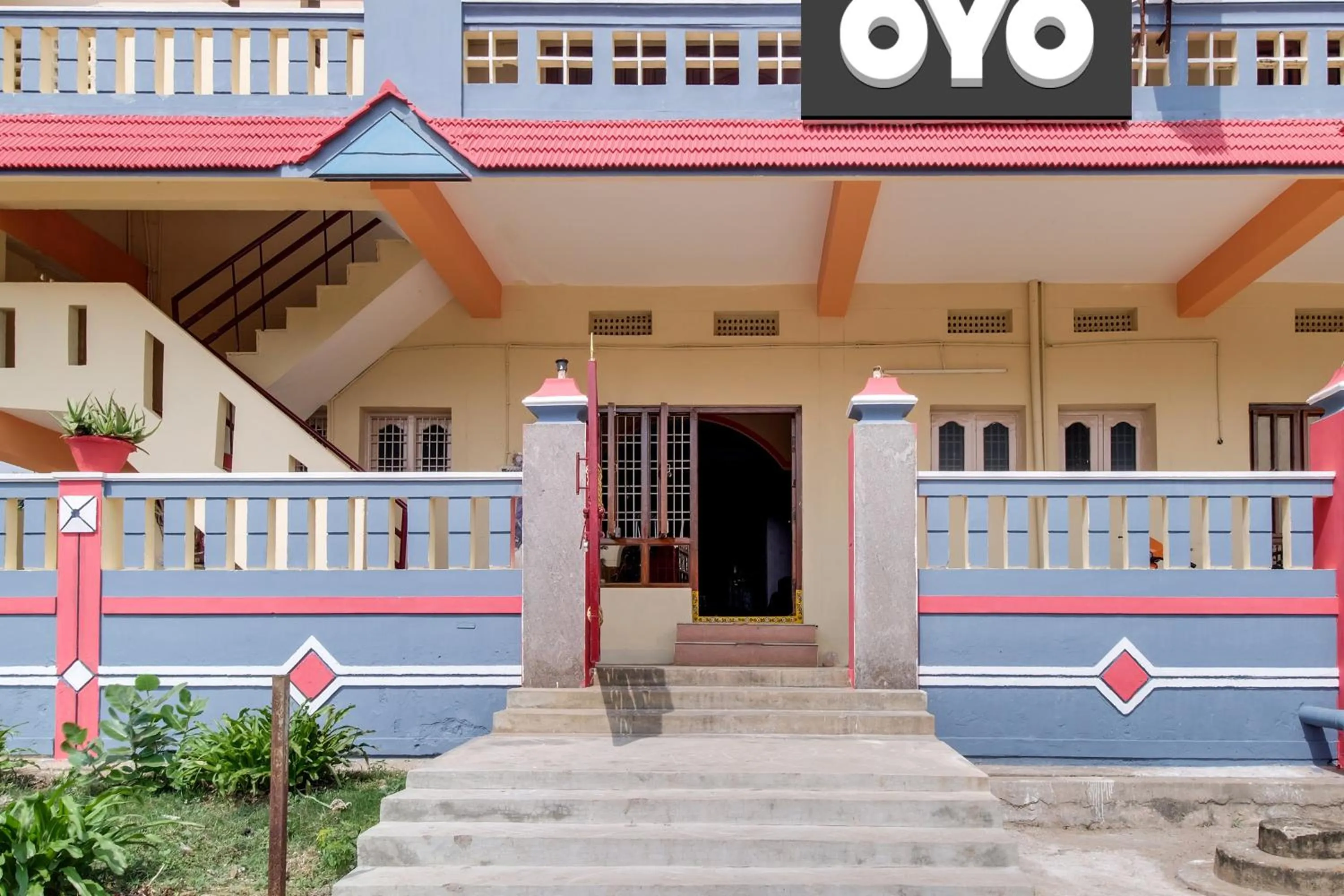 Facade/entrance in Hotel O Guest Inn 2