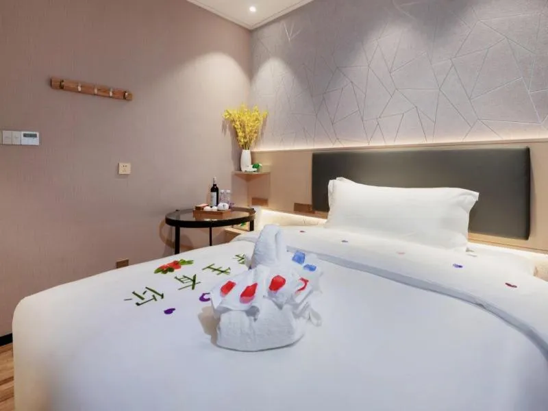 Bed in GreenTree Eastern Hotel Shenzhen Futian Civic Center Jingtan Subway Station