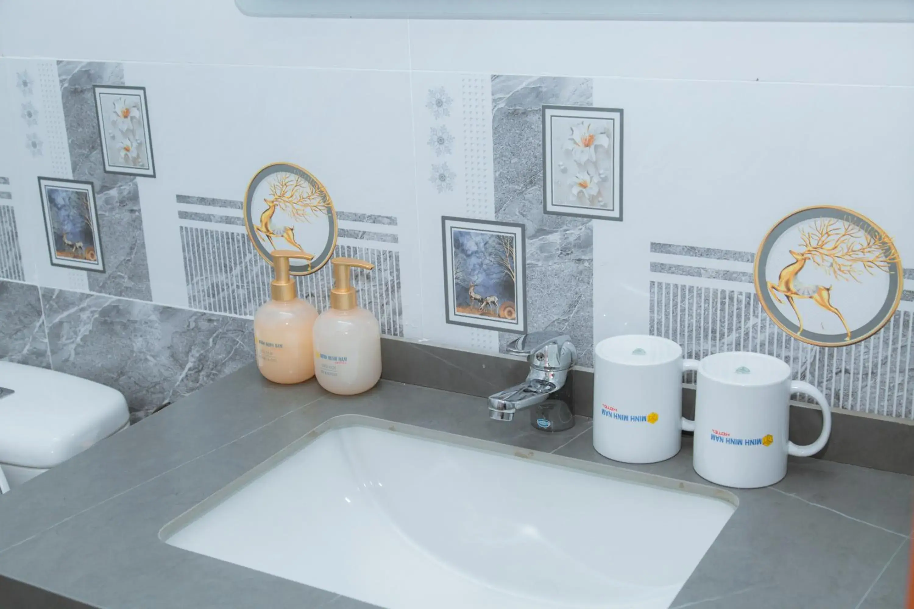 Shower in Minh Minh Nam 2 Hotel Shower in Minh Minh Nam 2 Hotel