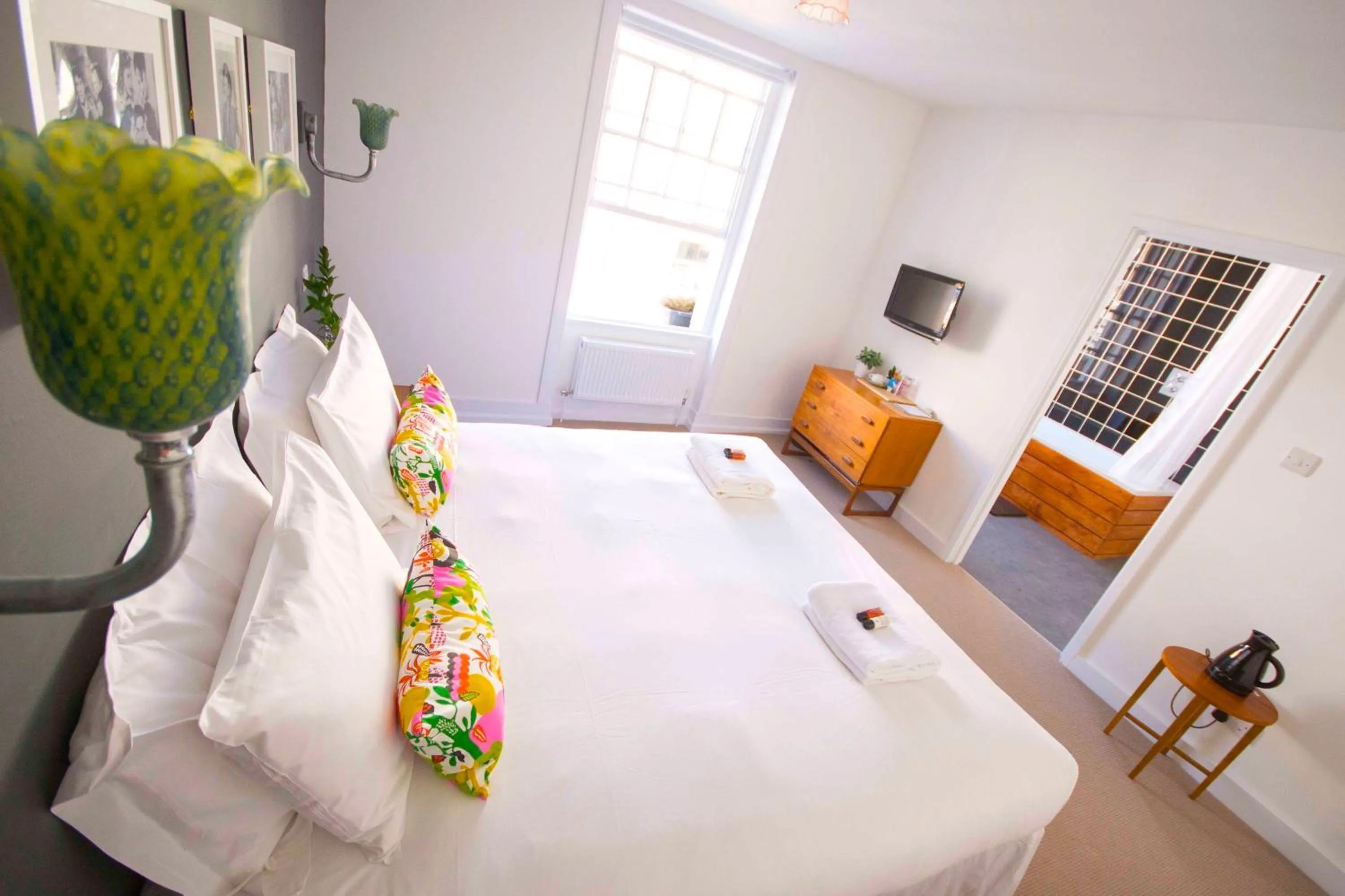 Photo of the whole room, Bed in Dog and Whistle Pub