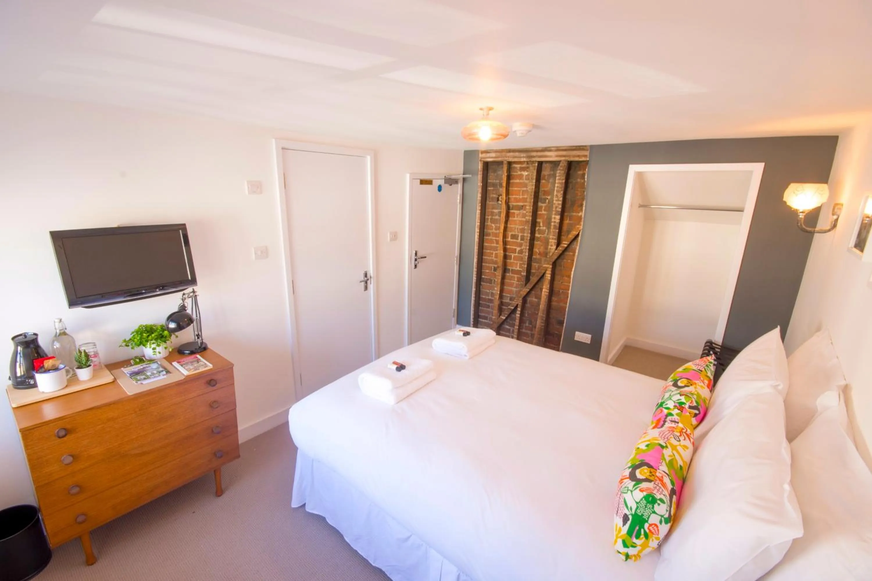 Photo of the whole room, Bed in Dog and Whistle Pub