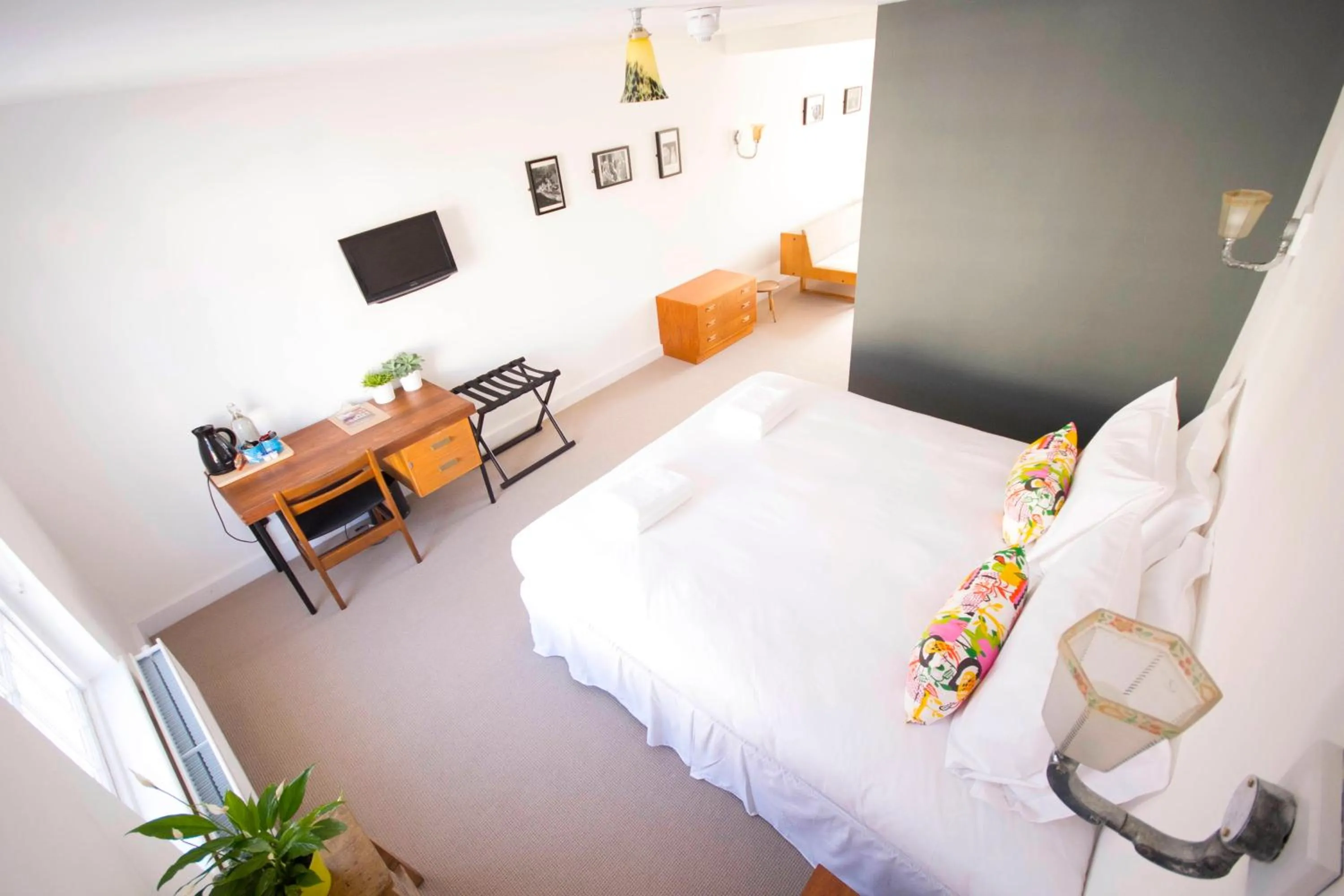 Photo of the whole room, Bed in Dog and Whistle Pub