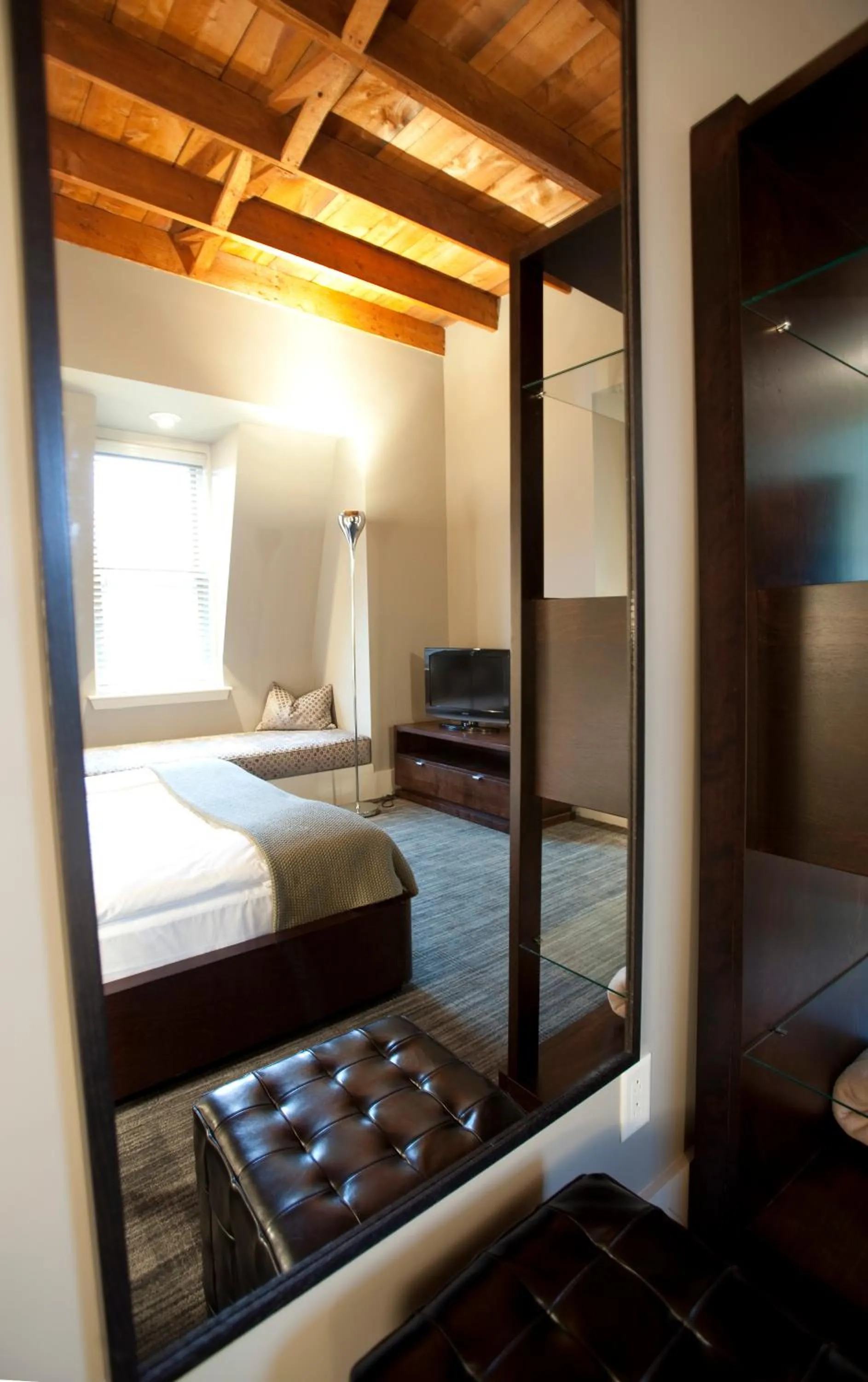 Bedroom, Bed in Le Pleasant Hôtel & Café