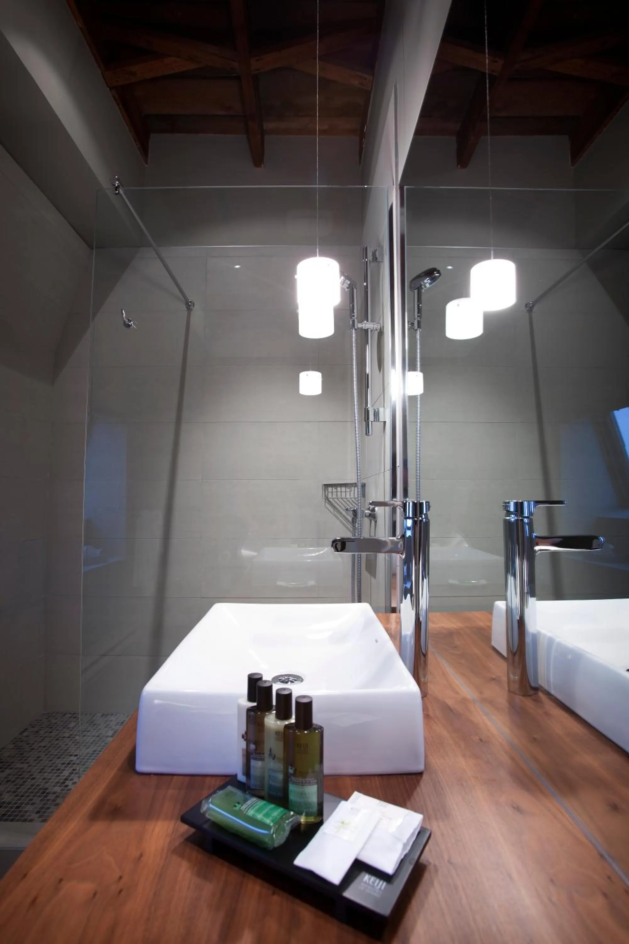 Bathroom, Bed in Le Pleasant Hôtel & Café