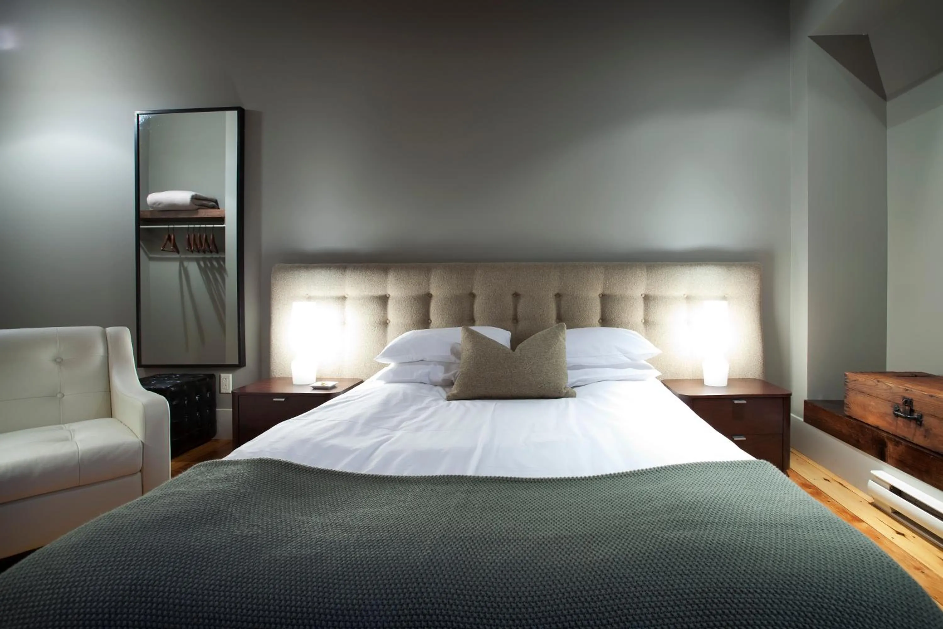 Bed in Le Pleasant Hôtel & Café